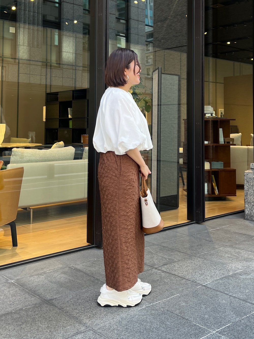「オトナ女子、休日スタイル、お出かけコーデ、ラクチンコーデ、ラフコーデ、リラックススタイル、休日、初夏コーデ、春のおしゃ見えテクニック、春のNewスタイル」｜「Chez toiのショートギャザーバルーンブラウス（シャツ/ブラウス、ホワイト系）」を使った、maiさん（骨格ストレート・レディース・158cm）の春コーディネートの3枚目の写真