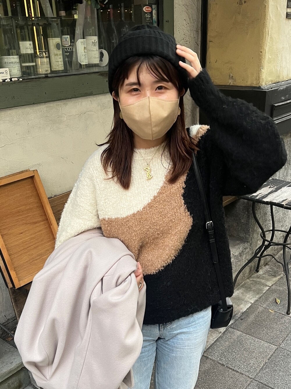 「コンバース、冬のコーデ、ホワイトコーデ、レイヤードスタイル、コート、スニーカーコーデ、デニムパンツ、柄ニット」｜「Chez toiのニュアンス柄ブークレニットプルオーバー（ニット/セーター、ブラック系）」を使った、maiさん（レディース・158cm）の秋コーディネートの2枚目の写真