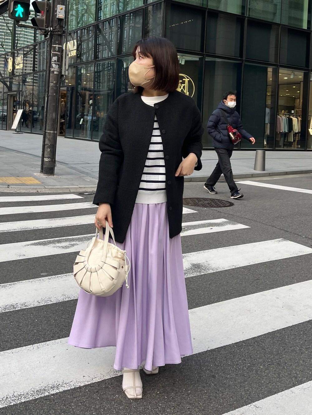 「ほめられ本命コーデ、春色、きれいめカジュアル、カーディガン、淡色コーデ、春服、オトナカジュアル、レイヤードスタイル、シンプルコーデ」｜「Chez toiのツイードミドル丈ジャケットコート（ブルゾン、ブラック系）」を使った、maiさん（レディース・158cm）の冬コーディネートの3枚目の写真