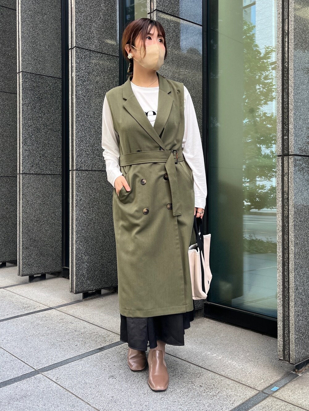 「休日スタイル、ブーツ、レイヤードスタイル、ロンT、秋コーデ、おしゃれさんと繋がりたい、きれいめカジュアル、骨格ストレート、ジレ、ジレスタイル」｜「Chez toiのコットンロゴロンT（Tシャツ/カットソー、ホワイト系）」を使った、maiさん（レディース・158cm）の秋コーディネートの2枚目の写真