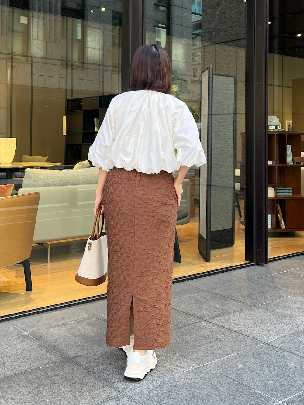 「オトナ女子、休日スタイル、お出かけコーデ、ラクチンコーデ、ラフコーデ、リラックススタイル、休日、初夏コーデ、春のおしゃ見えテクニック、春のNewスタイル」｜「Chez toiのショートギャザーバルーンブラウス（シャツ/ブラウス、ホワイト系）」を使った、maiさん（骨格ストレート・レディース・158cm）の春コーディネートの4枚目の写真