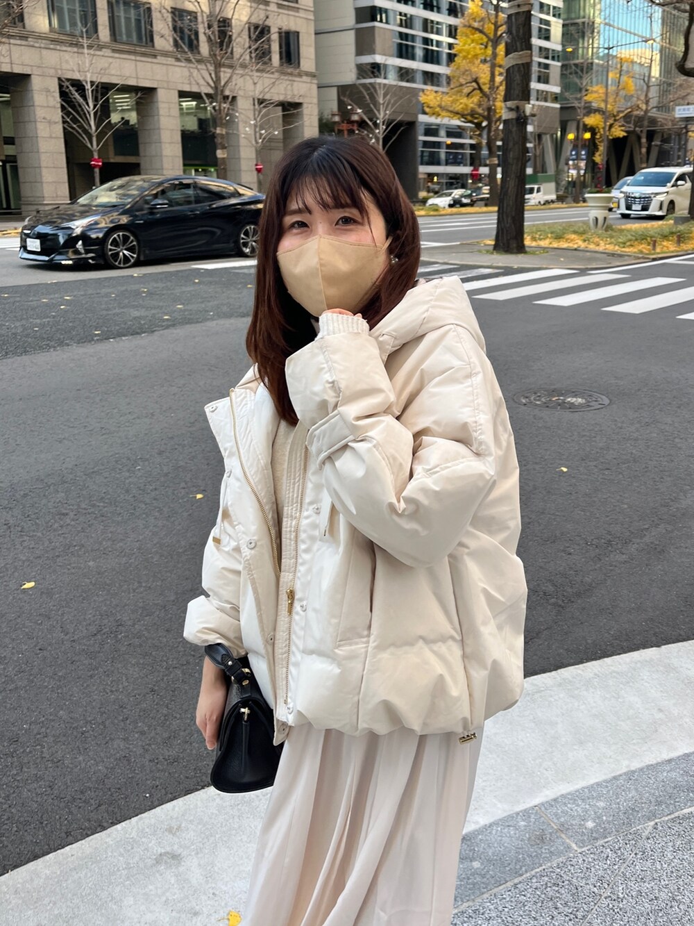 「きれいめカジュアル、ニット、冬コーデ、スニーカー、ワントーンコーデ、ビッグシルエット、シンプルコーデ、スカート、ダウンジャケット」｜「Chez toiのBACKスリットハイネック前後差プルオーバー（ニット/セーター、ホワイト系）」を使った、maiさん（レディース・158cm）の冬コーディネートの3枚目の写真