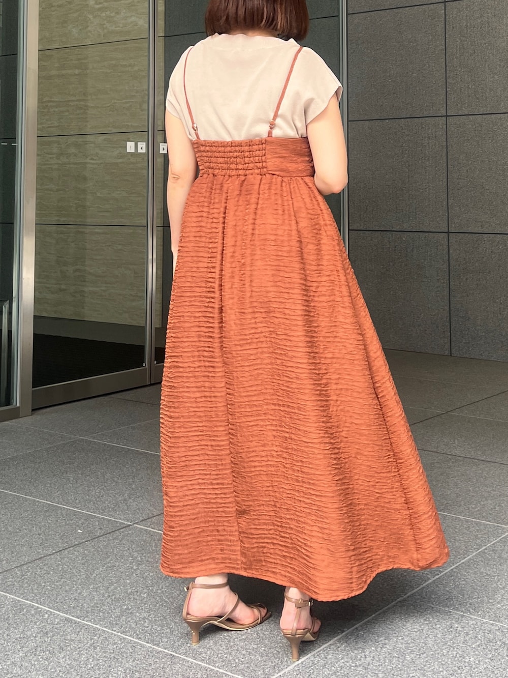 「夏コーデ、休日スタイル、プチプラ、ワンピース、お出かけコーデ、キャミワンピ、夏服コーデ、ラクチンコーデ、大人可愛い」｜「Chez toiのジャガードキャミワンピース（ワンピース、イエロー系）」を使った、maiさん（レディース・158cm）の夏コーディネートの3枚目の写真