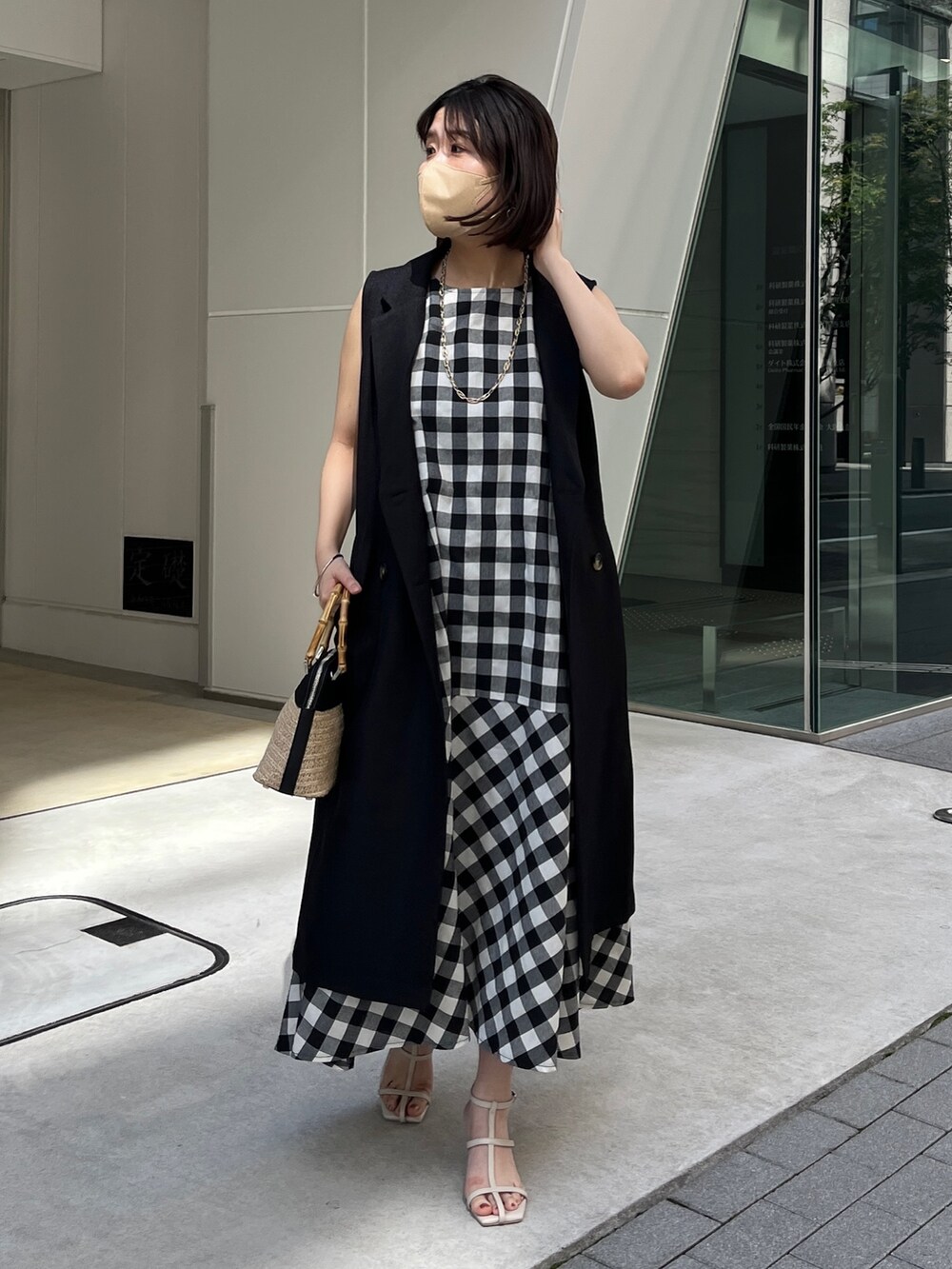 「モノトーン、春コーデ、レイヤードスタイル、シンプルコーデ、ワンピース、ジレ、春夏コーデ、オトナカジュアル、おでかけコーデ」｜「Chez toiのBACK異素材ジレコート（その他アウター、ブラック系）」を使った、maiさん（レディース・158cm）の春コーディネートの2枚目の写真