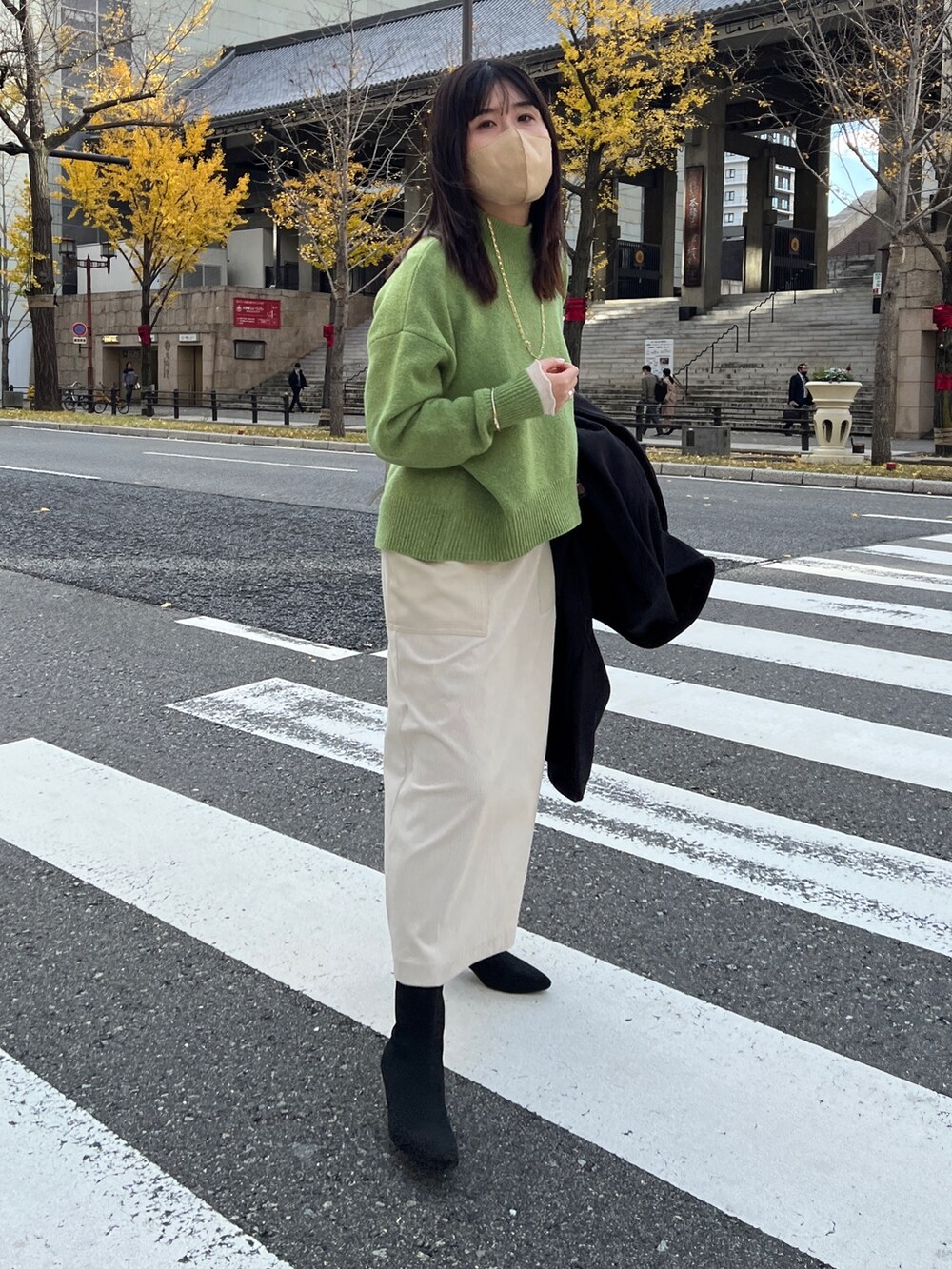 「タートルネック、レイヤードスタイル、休日スタイル、きれいめカジュアル、スタンドカラーコート、ロングコート、黒コーデ」｜「Chez toiのBACKスリットハイネック前後差プルオーバー（ニット/セーター、グリーン系）」を使った、maiさん（レディース・158cm）の冬コーディネートの3枚目の写真