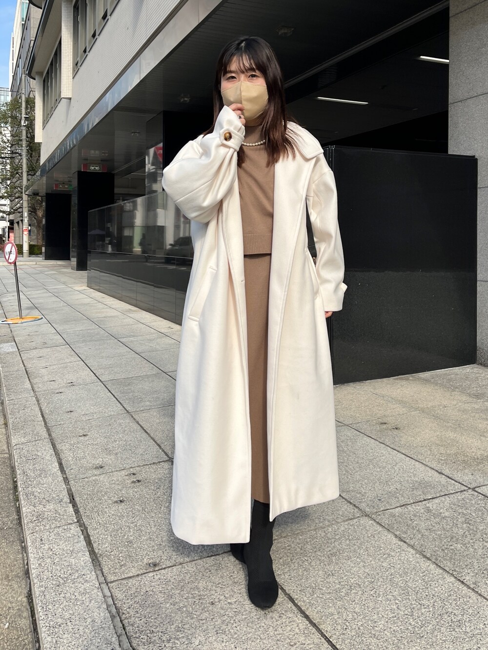 「クリスマスに着たい服、ロングワンピース、休日スタイル、きれいめカジュアル、冬コーデ、淡色コーデ、コート、ワンピース、ニットワンピース、デート」｜「Chez toiのケーププルオーバー×リブワンピースニットアップ（ワンピース、ブラウン系）」を使った、maiさん（レディース・158cm）の冬コーディネートの2枚目の写真