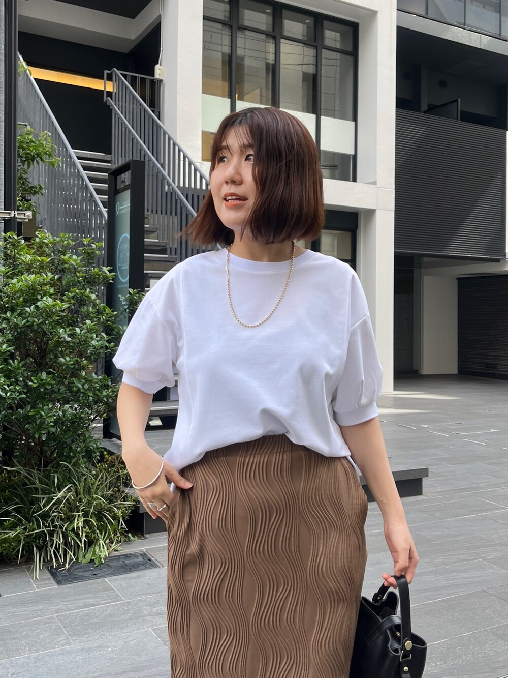 「お出かけコーデ、サンダル、プチプラ、休日スタイル、夏コーデ、おでかけコーデ、着回しコーデ、オトナカワイイ、シンプルコーデ」｜「Chez toiのポンチ×リブ切替プルオーバー（Tシャツ/カットソー、ホワイト系）」を使った、maiさん（レディース・158cm）の夏コーディネートの3枚目の写真