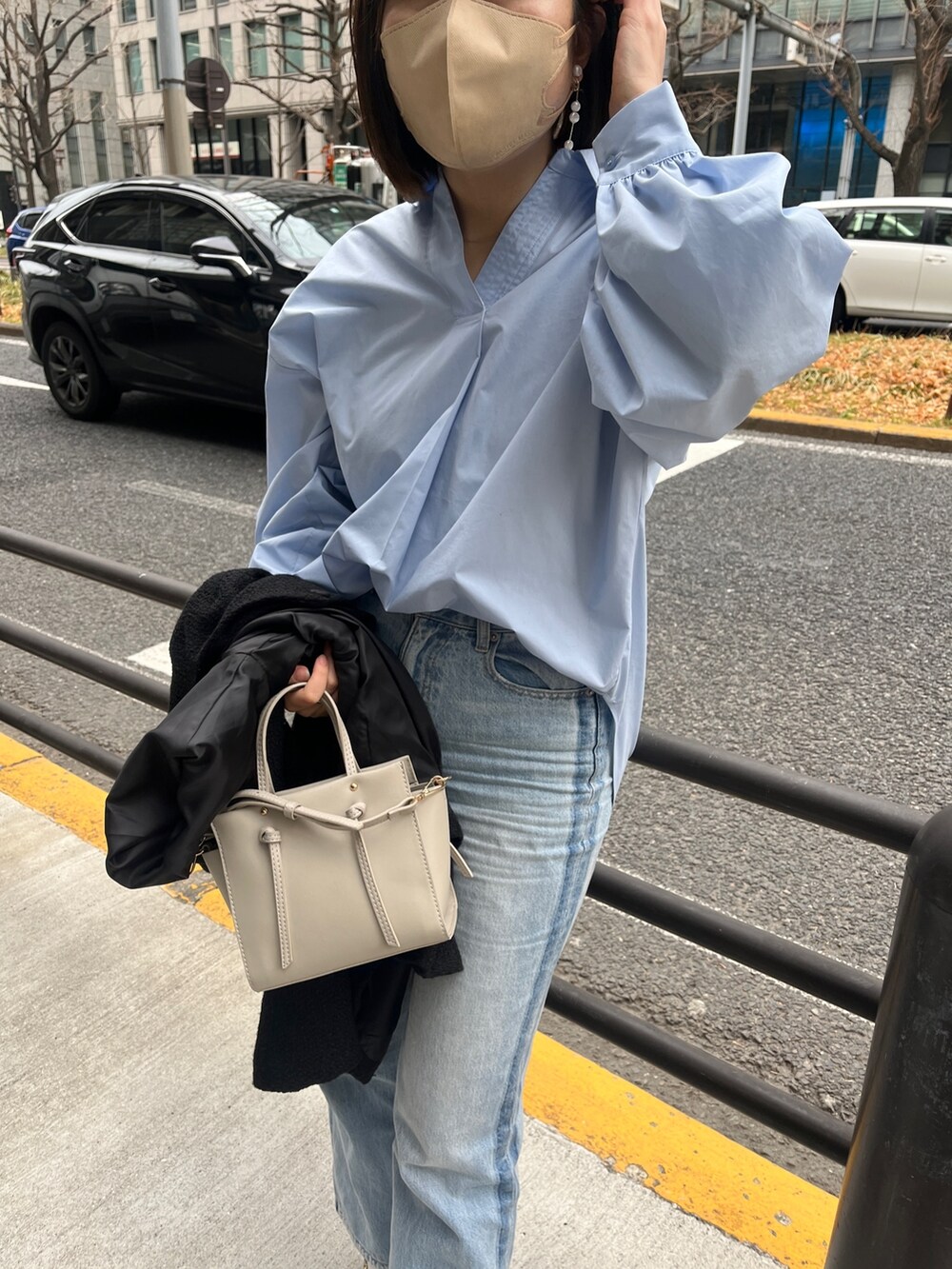 「きれいめカジュアル、今日のコーデ、ツイード、ツイードジャケット、シャツスタイル、シャツ、大人カジュアル、デニム、デニムパンツ」｜「Chez toiのBACKギャザースキッパーシャツ（シャツ/ブラウス、ブルー系）」を使った、maiさん（レディース・158cm）の冬コーディネートの2枚目の写真