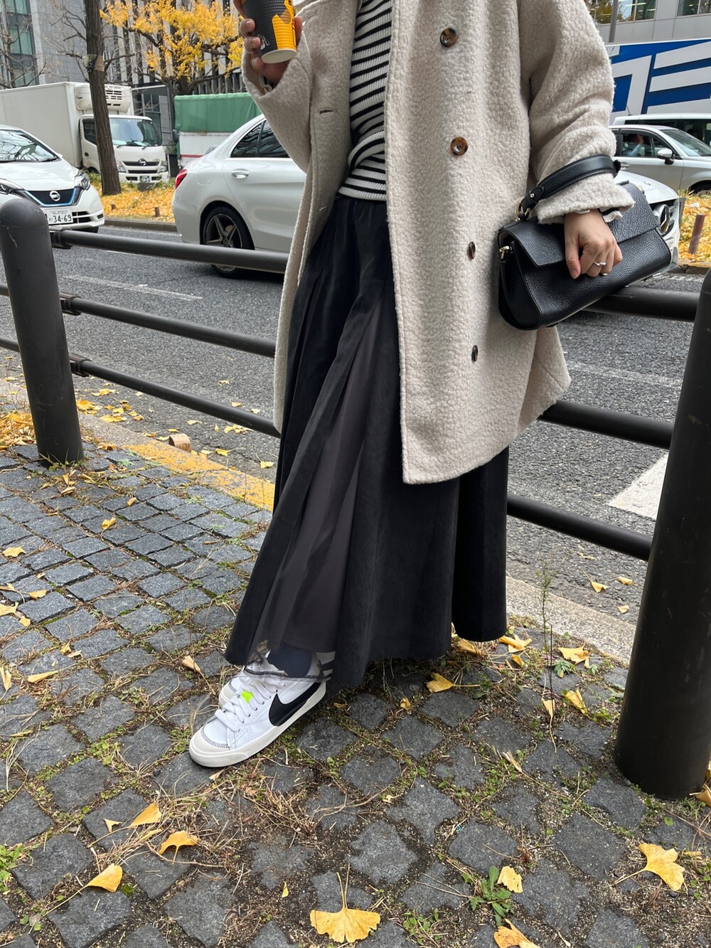 「きれいめカジュアル、冬コーデ、ニット、スニーカー、レイヤードスタイル、私の推しブランド、タートルネック、コートスタイル、ボーダー、ボーダートップス」｜「Chez toiの袖口ボタンリブタートルニット（ニット/セーター、ホワイト系）」を使った、maiさん（レディース・158cm）の冬コーディネートの3枚目の写真