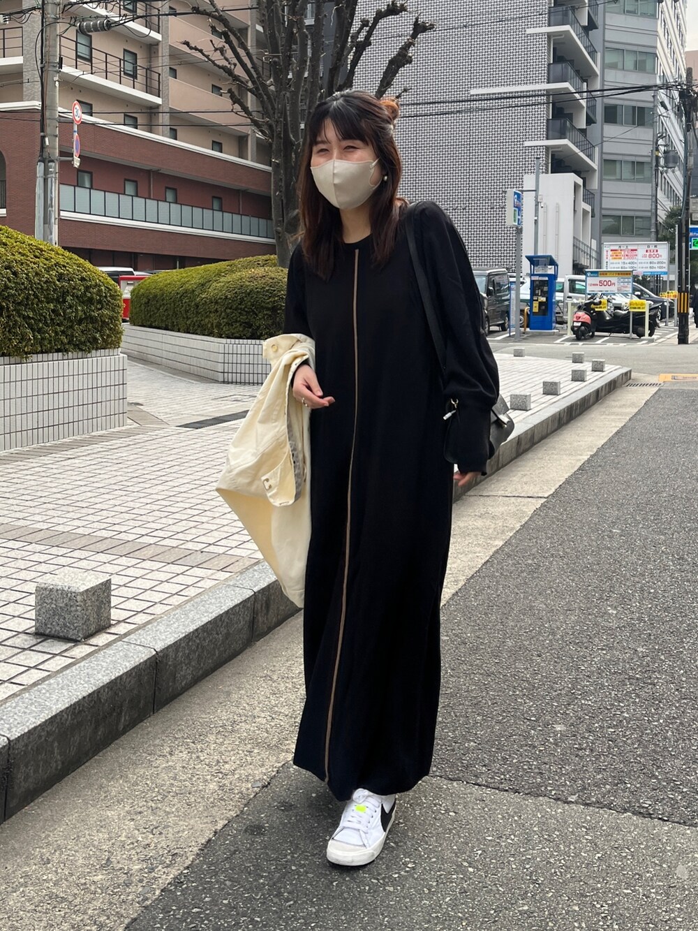 「私の推しブランド、シンプルコーデ、きれいめカジュアル、休日スタイル、スニーカー、ワンピース、ワンピース×スニーカー、お出かけコーデ、キレイめ」｜「Chez toiの袖配色ニットワンピース（ワンピース、ブラック系）」を使った、maiさん（レディース・158cm）の冬コーディネートの4枚目の写真