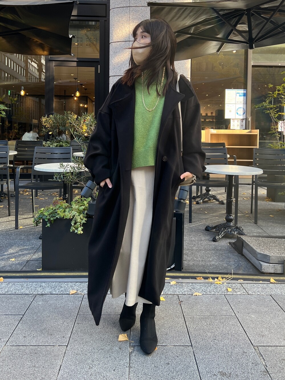 「タートルネック、レイヤードスタイル、休日スタイル、きれいめカジュアル、スタンドカラーコート、ロングコート、黒コーデ」｜「Chez toiのBACKスリットハイネック前後差プルオーバー（ニット/セーター、グリーン系）」を使った、maiさん（レディース・158cm）の冬コーディネートの2枚目の写真