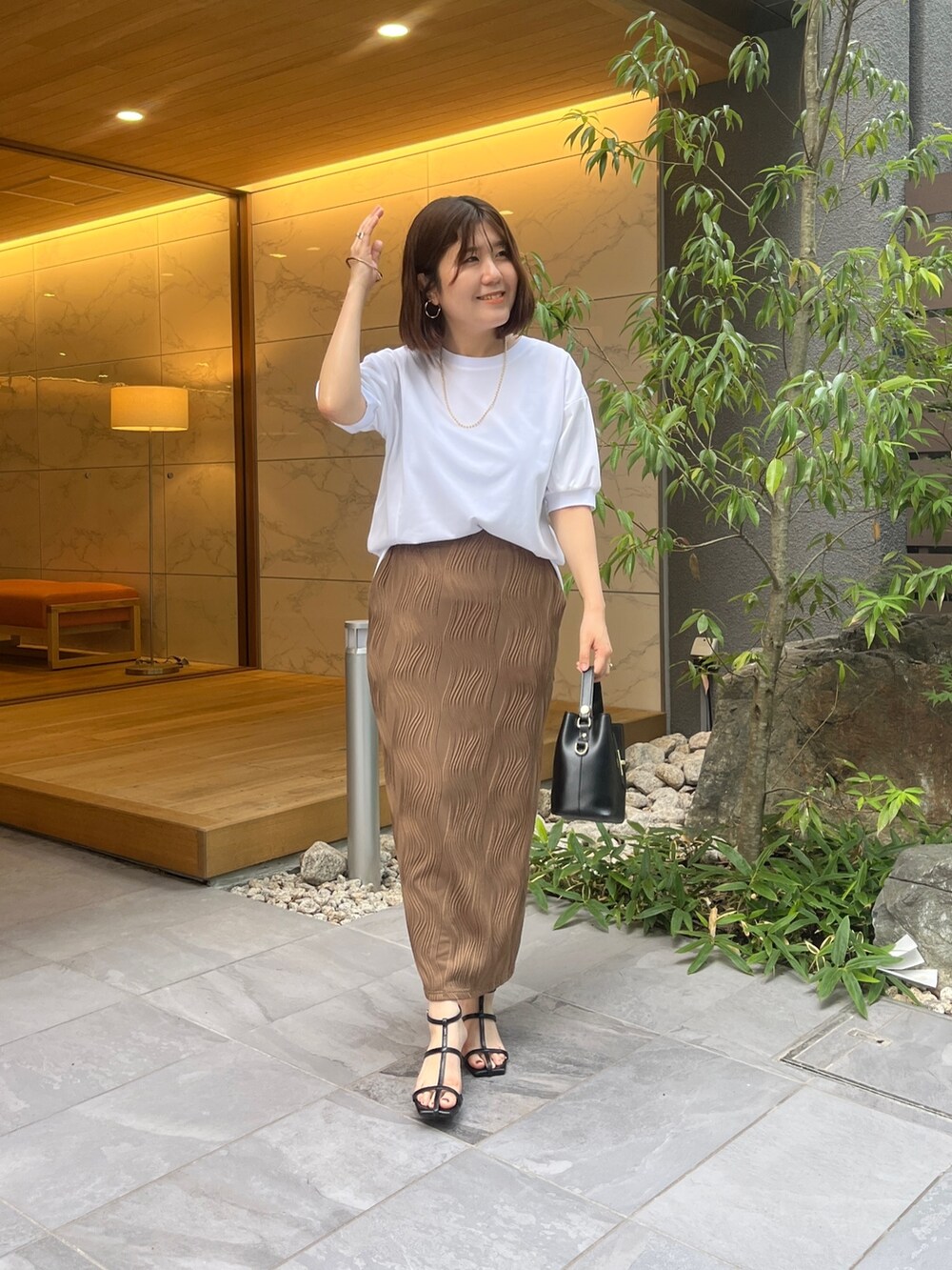 「お出かけコーデ、サンダル、プチプラ、休日スタイル、夏コーデ、おでかけコーデ、着回しコーデ、オトナカワイイ、シンプルコーデ」｜「Chez toiのポンチ×リブ切替プルオーバー（Tシャツ/カットソー、ホワイト系）」を使った、maiさん（レディース・158cm）の夏コーディネートの2枚目の写真
