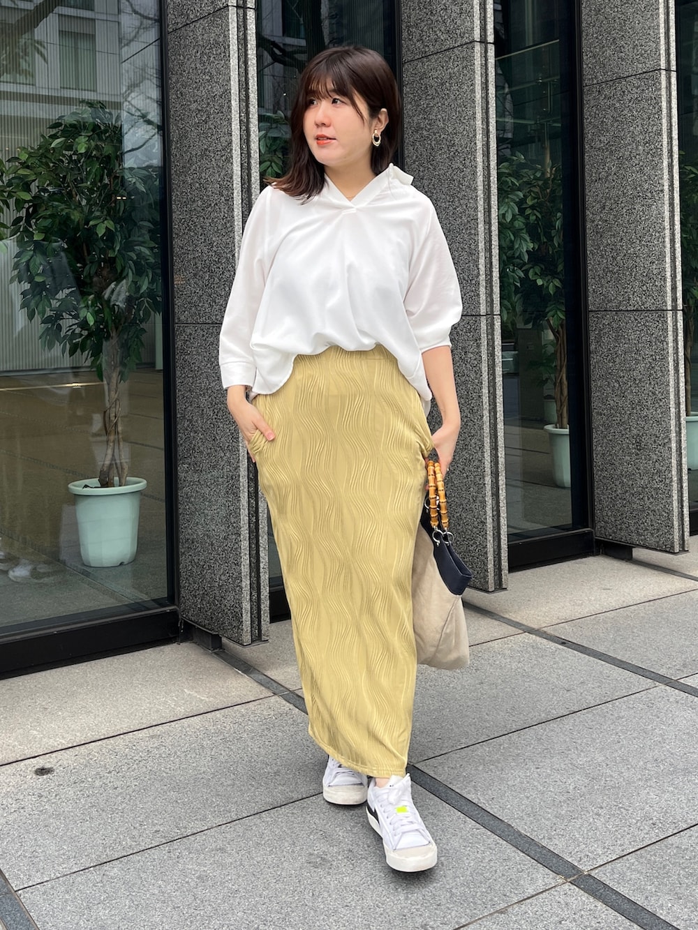 「春コーデ、プチプラ、春服みてみて、お出かけコーデ、シンプルコーデ、スニーカー、大人カジュアル、春色、スニーカーコーデ、30代コーデ」｜「Chez toiのリネンタッチBACKフリルスキッパーシャツ（Tシャツ/カットソー、ホワイト系）」を使った、maiさん（レディース・158cm）の春コーディネートの3枚目の写真