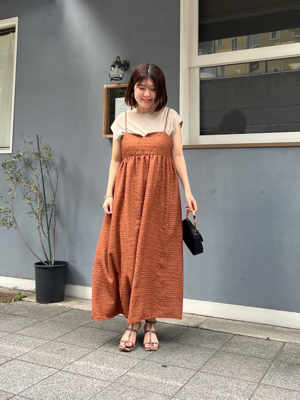 「夏コーデ、休日スタイル、プチプラ、ワンピース、お出かけコーデ、キャミワンピ、夏服コーデ、ラクチンコーデ、大人可愛い」｜「Chez toiのジャガードキャミワンピース（ワンピース、イエロー系）」を使った、maiさん（レディース・158cm）の夏コーディネートの2枚目の写真