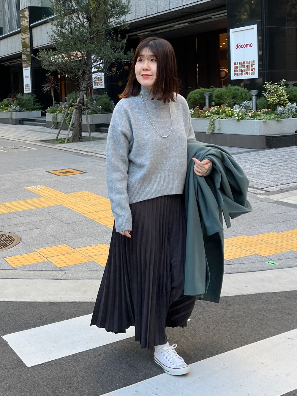 「冬アウター、コート、スニーカー、ロングコート、マイベストコーデ2023、お出かけコーデ、きれいめカジュアル、ロングスカート、大人カジュアル」｜「Chez toiのBACKスリットハイネックプルオーバー2（ニット/セーター、グレー系）」を使った、maiさん（レディース・158cm）の冬コーディネートの3枚目の写真