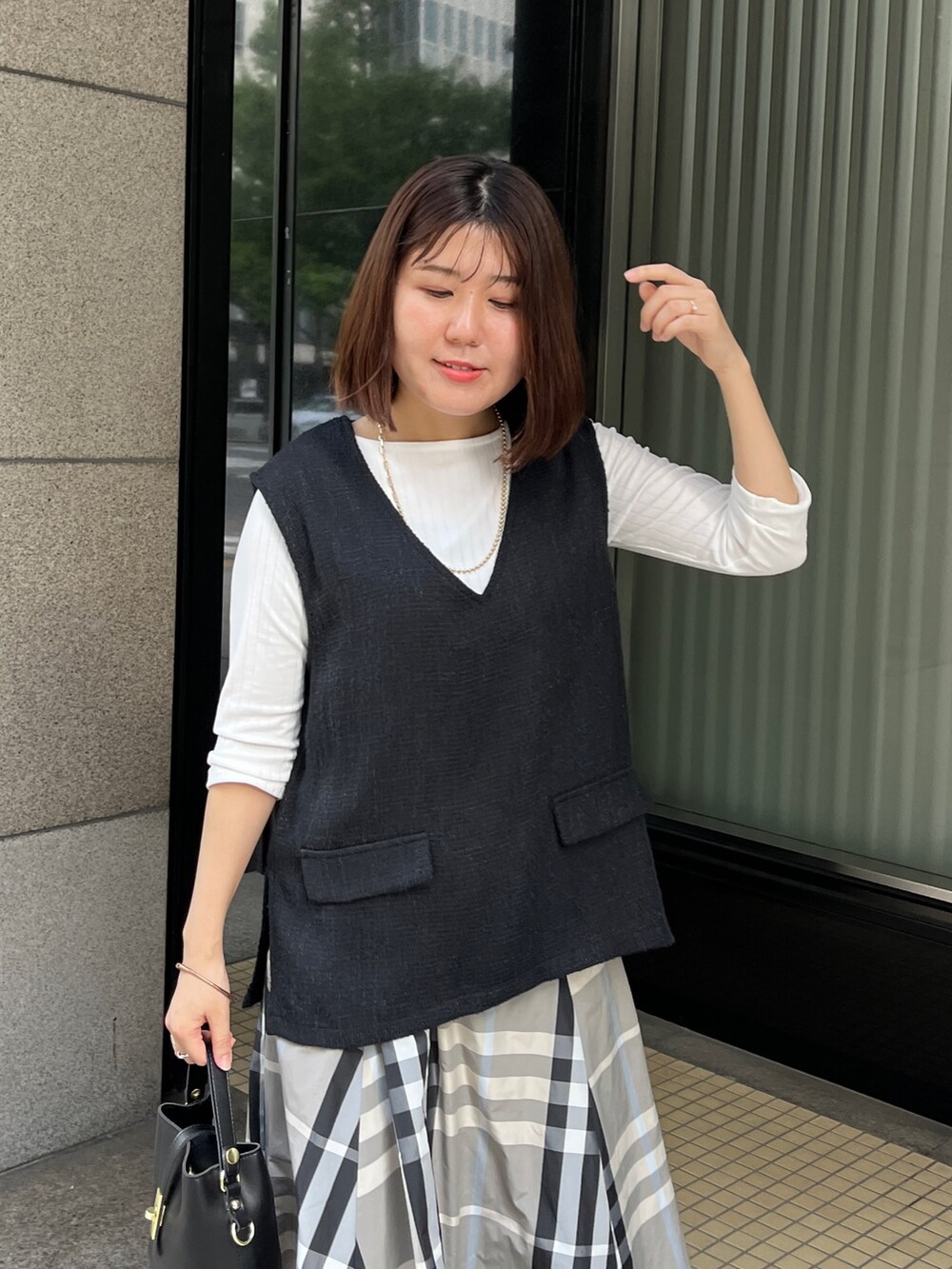 「お出かけコーデ、モノトーン、チェック、チェックスカート、着回しコーデ、オトナカワイイ、秋コーデ、モノトーンコーデ、骨格ストレート」｜「Chez toiのツイードベストプルオーバー×7分袖カットリブプルオーバー（トップス、ブラック系）」を使った、maiさん（レディース・158cm）の夏コーディネートの2枚目の写真