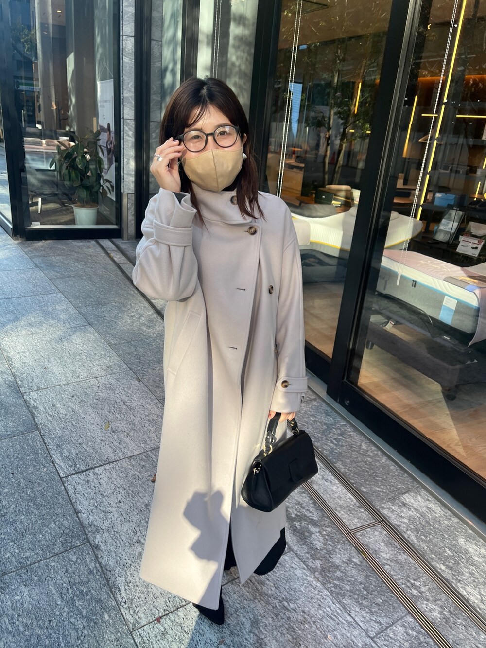 「きれいめカジュアル、秋冬コーデ、オトナカジュアル、冬コーデ、お仕事コーデ、スタンドカラーコート、コートスタイル、ワンピース、キルティング、コート」｜「Chez toiのキルティング切替ペプラムワンピース（ワンピース、グレー系）」を使った、maiさん（レディース・158cm）の秋コーディネートの3枚目の写真