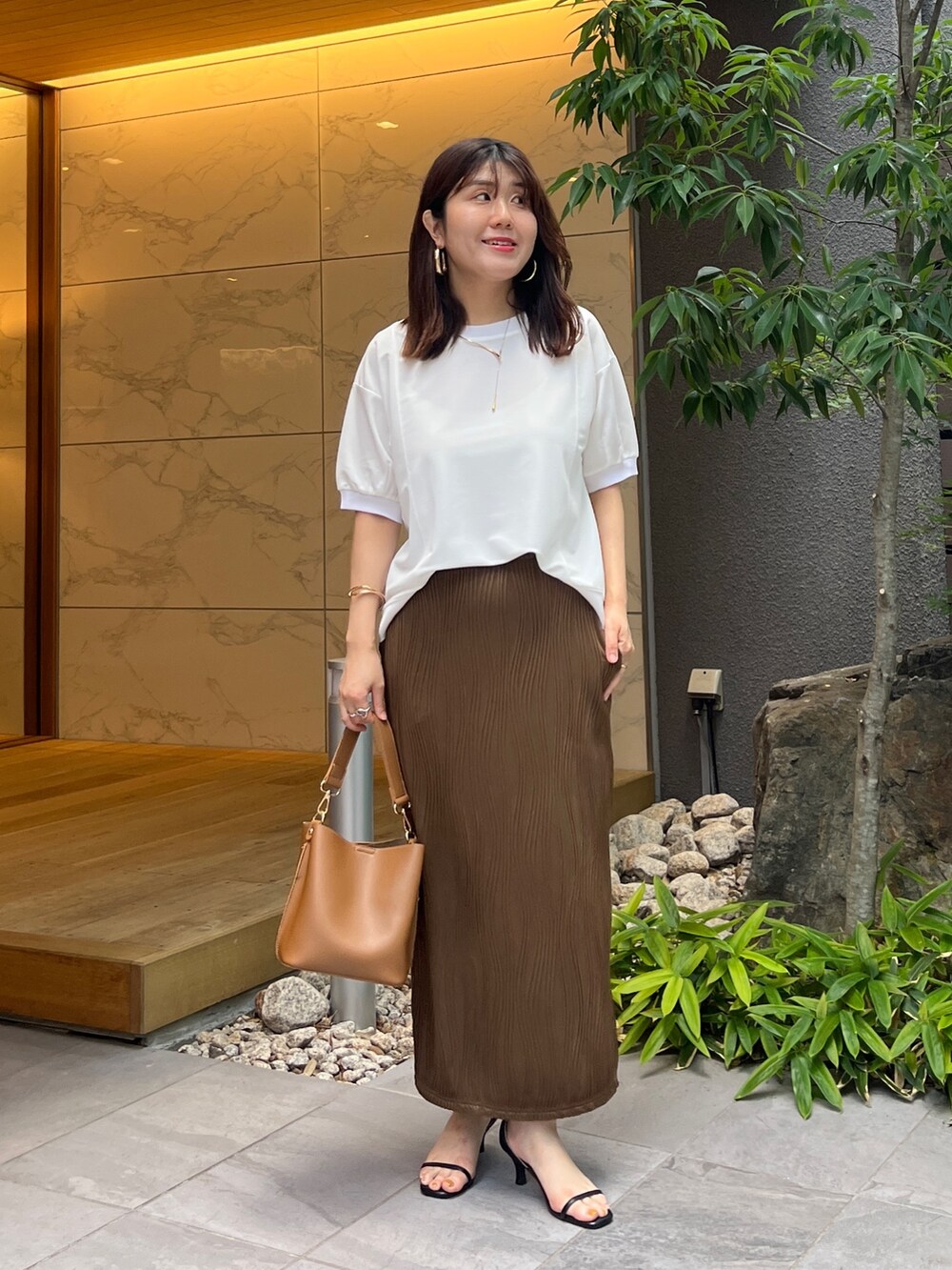 「夏コーデ、デートコーデ、夏だ!Tシャツ着よう!、きれいめカジュアル、シンプルスタイル、お出かけコーデ、シンプル、ナロータイ」|「Chez toiのUV加工リブ切替Tシャツ(Tシャツ/カットソー、ホワイト系)」を使った、maiさん(レディース・158cm)の夏コーディネートの2枚目の写真