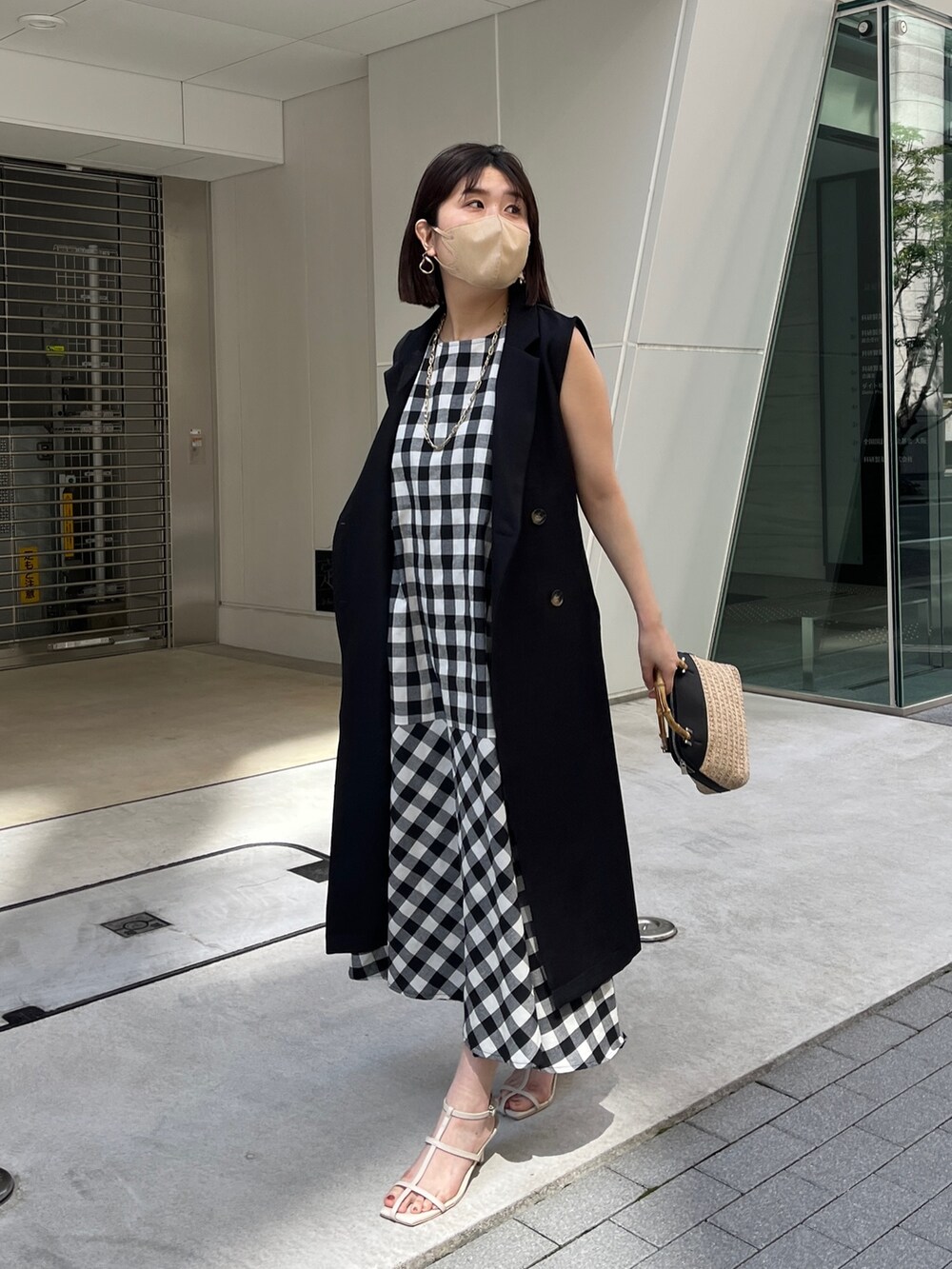「モノトーン、春コーデ、レイヤードスタイル、シンプルコーデ、ワンピース、ジレ、春夏コーデ、オトナカジュアル、おでかけコーデ」｜「Chez toiのBACK異素材ジレコート（その他アウター、ブラック系）」を使った、maiさん（レディース・158cm）の春コーディネートの3枚目の写真