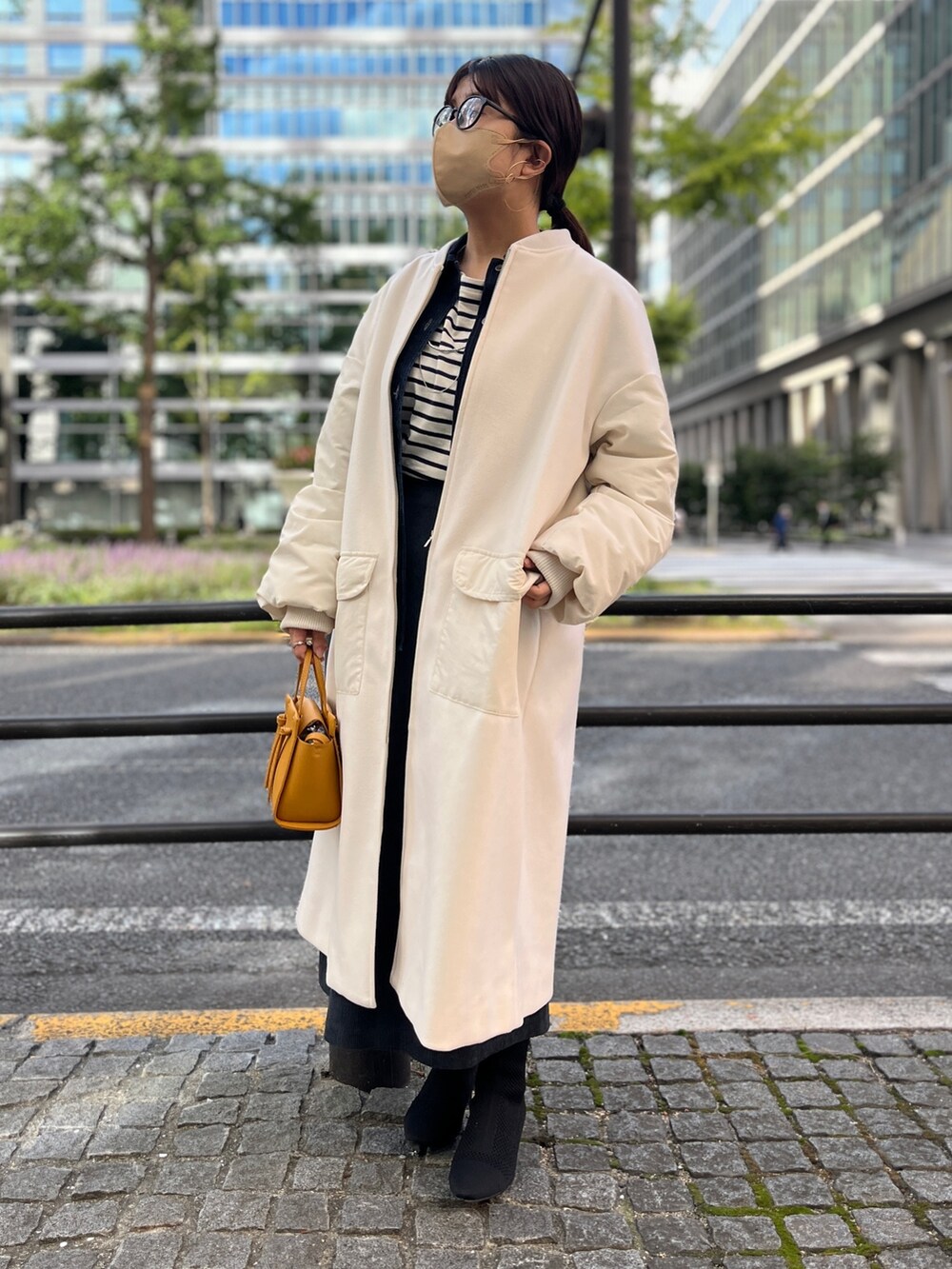 「秋コーデ、プチプラ、シンプルコーデ、きれいめカジュアル、秋服、休日コーデ、ブーツスタイル、大人かわいい、スカート、ブルゾンコーデ」｜「Chez toiの生地切替ブルゾンコート（ブルゾン、ホワイト系）」を使った、maiさん（レディース・158cm）の秋コーディネートの3枚目の写真