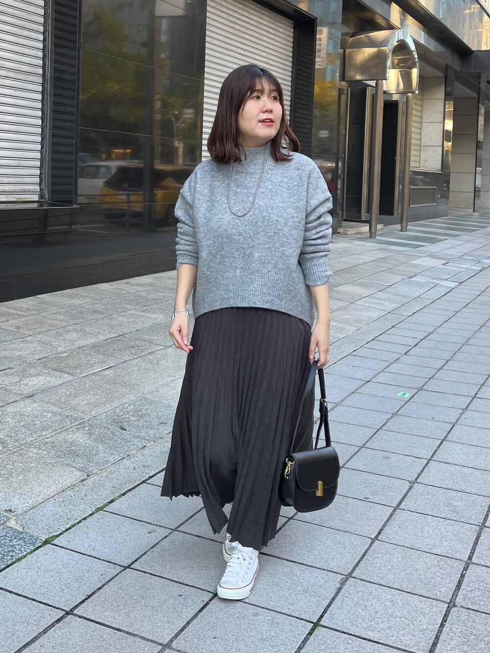 「休日スタイル、ホワイトコーデ、クリスマスに着たい服、スニーカー、お出かけコーデ、コート、ロングスカート、タートルネック、きれいめカジュアル」｜「Chez toiの袖ファイバーダウンスタンドネックコート（その他アウター、ホワイト系）」を使った、maiさん（レディース・158cm）の冬コーディネートの2枚目の写真