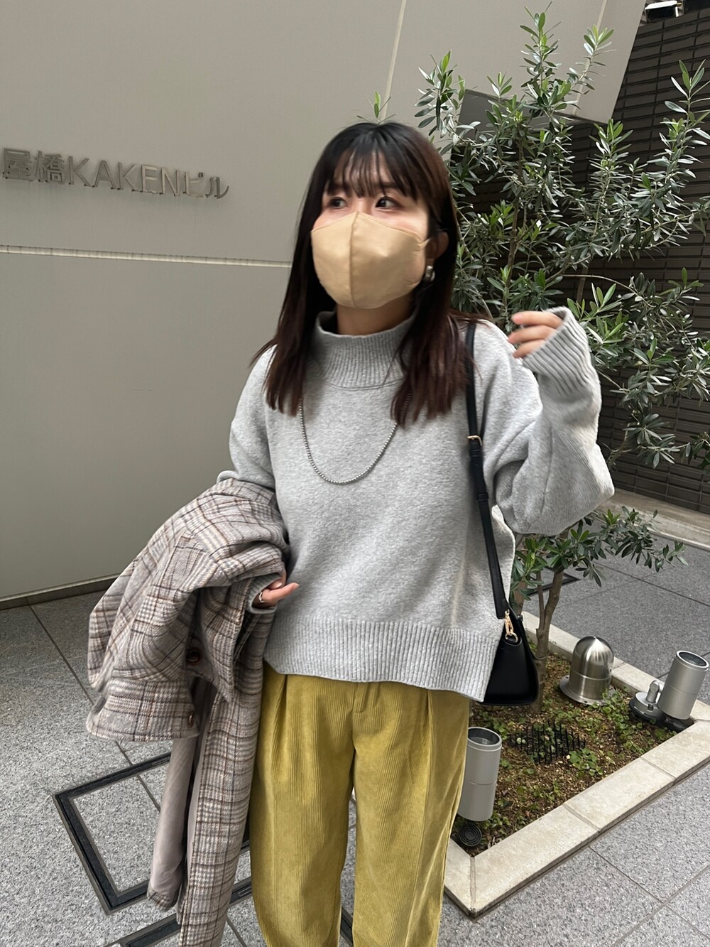 「タートルネック、レイヤードスタイル、休日スタイル、きれいめカジュアル、シンプル、チェックコート、ロングコート、スタンドカラーコート」｜「Chez toiのスタンドネックコート（その他アウター、ベージュ系）」を使った、maiさん（レディース・158cm）の冬コーディネートの3枚目の写真