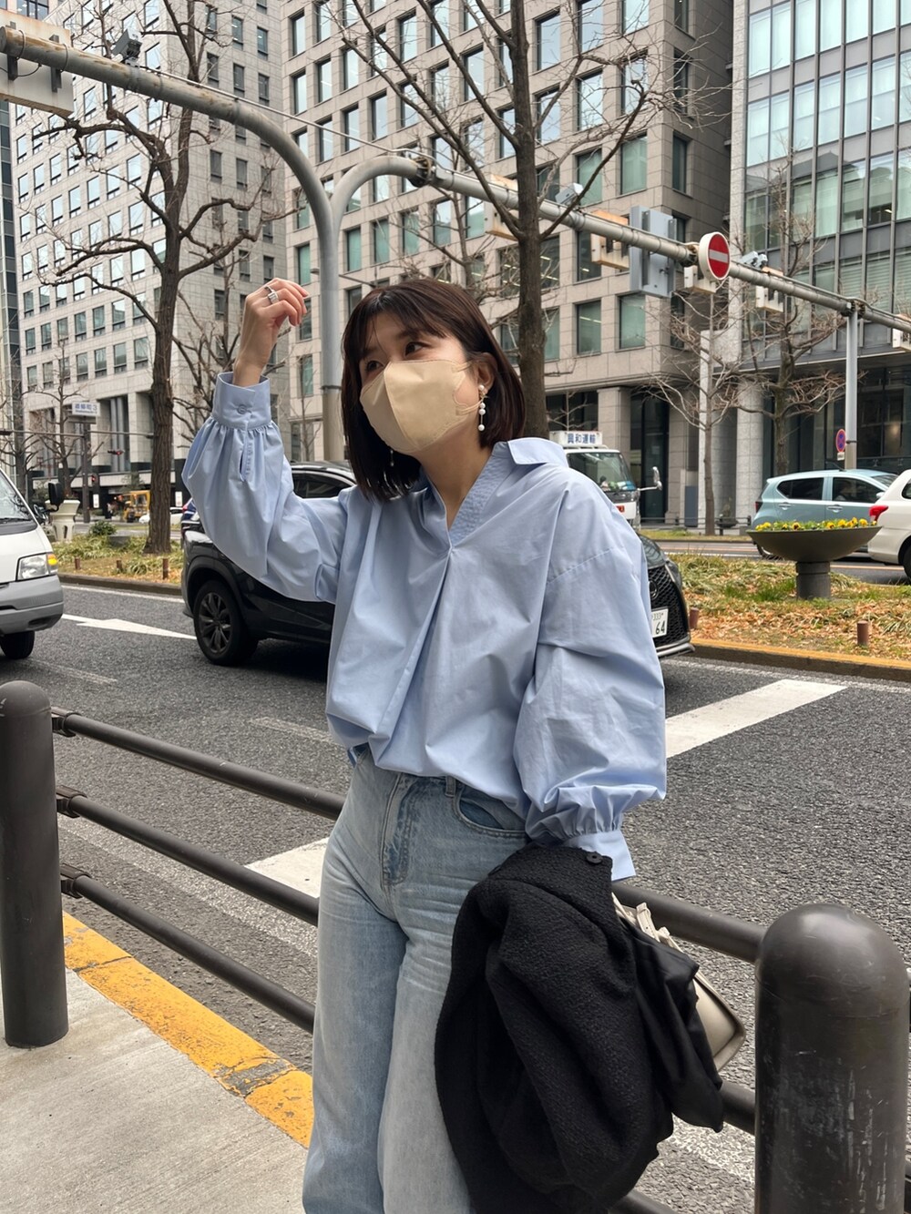 「きれいめカジュアル、今日のコーデ、ツイード、ツイードジャケット、シャツスタイル、シャツ、大人カジュアル、デニム、デニムパンツ」｜「Chez toiのBACKギャザースキッパーシャツ（シャツ/ブラウス、ブルー系）」を使った、maiさん（レディース・158cm）の冬コーディネートの3枚目の写真