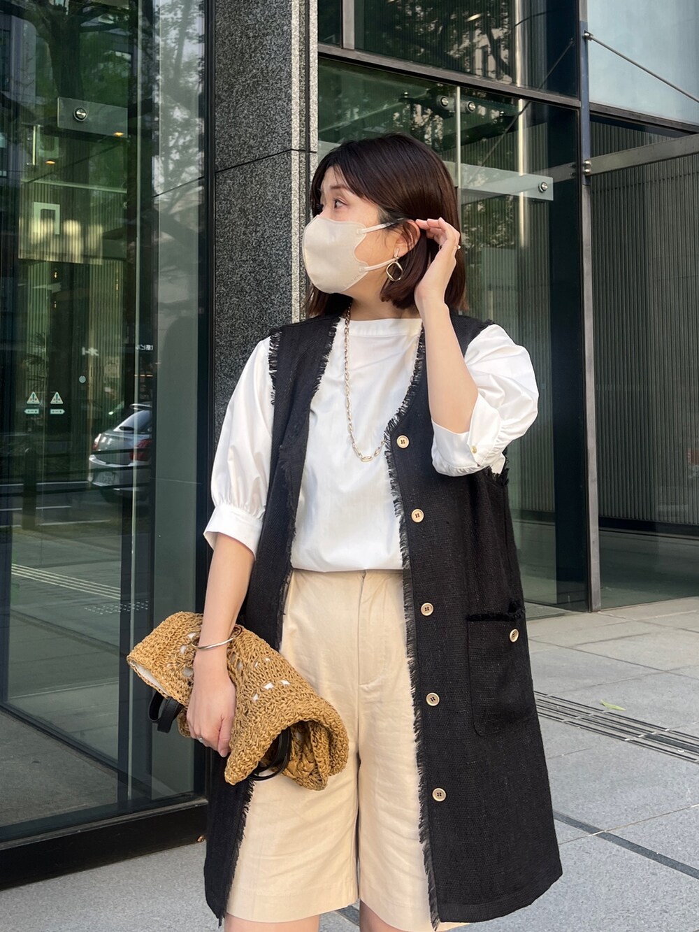 「いまどきジャケット写真、ボリューム袖、レイヤードスタイル、休日スタイル、シンプルコーデ、プチプラ、ツイード、ハーフパンツ、大人カジュアル」｜「Chez toiの袖ボリューム綿混ブラウス（シャツ/ブラウス、ブラック系）」を使った、maiさん（レディース・158cm）の春コーディネートの2枚目の写真