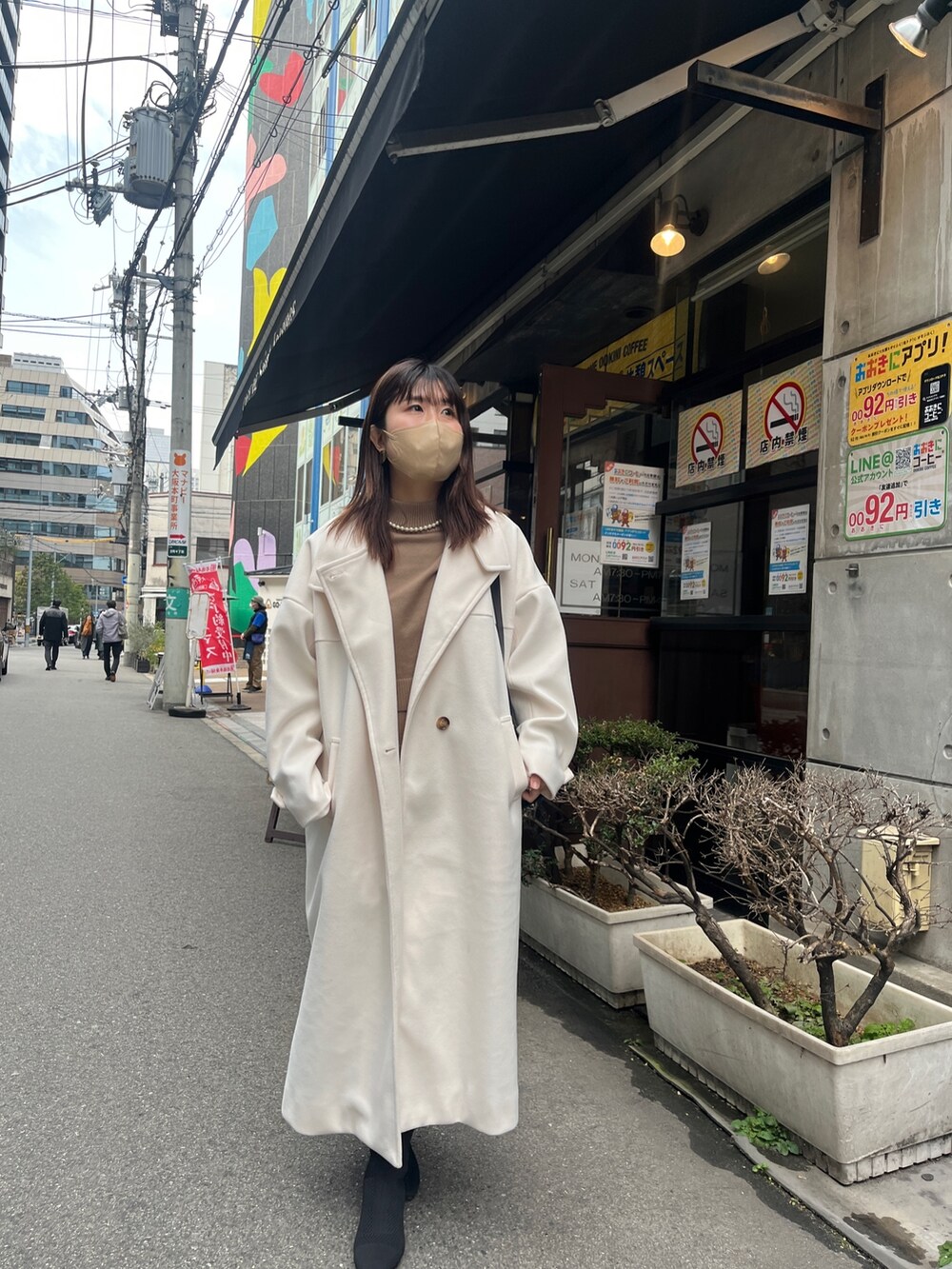 「クリスマスに着たい服、ロングワンピース、休日スタイル、きれいめカジュアル、冬コーデ、淡色コーデ、コート、ワンピース、ニットワンピース、デート」｜「Chez toiのケーププルオーバー×リブワンピースニットアップ（ワンピース、ブラウン系）」を使った、maiさん（レディース・158cm）の冬コーディネートの3枚目の写真