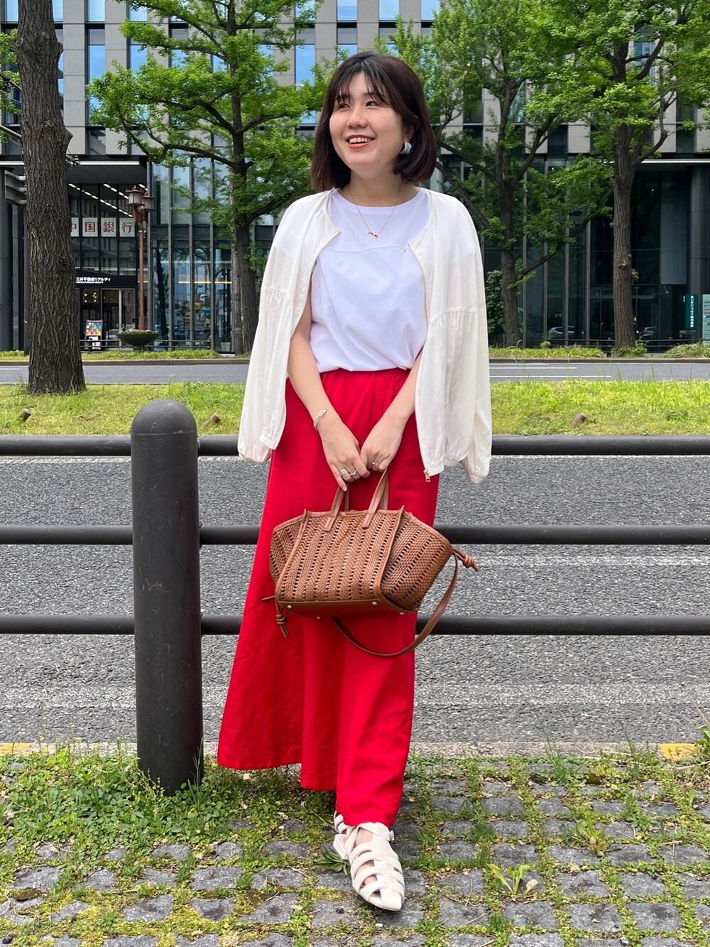 「レイヤードスタイル、休日スタイル、シンプルコーデ、春夏コーデ、オトナ女子、初夏コーデ、オトナカジュアル、大人カジュアル、ロングスカート」｜「Chez toiのレーヨンリネン切替ギャザーブルゾン（ブルゾン、ホワイト系）」を使った、maiさん（レディース・158cm）の春コーディネートの2枚目の写真