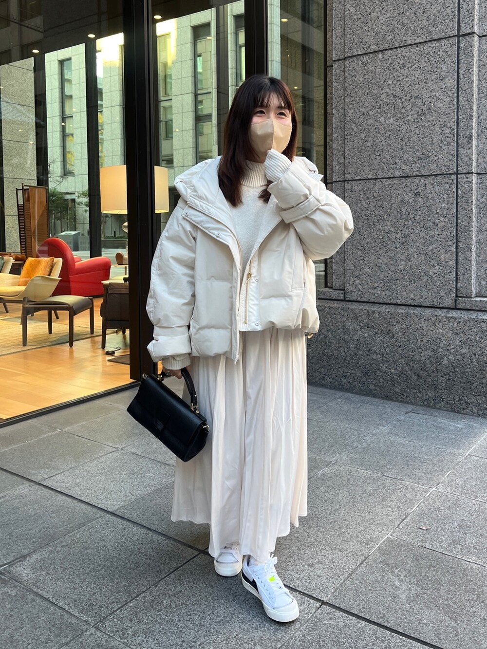 「きれいめカジュアル、ニット、冬コーデ、スニーカー、ワントーンコーデ、ビッグシルエット、シンプルコーデ、スカート、ダウンジャケット」｜「Chez toiのBACKスリットハイネック前後差プルオーバー（ニット/セーター、ホワイト系）」を使った、maiさん（レディース・158cm）の冬コーディネートの2枚目の写真
