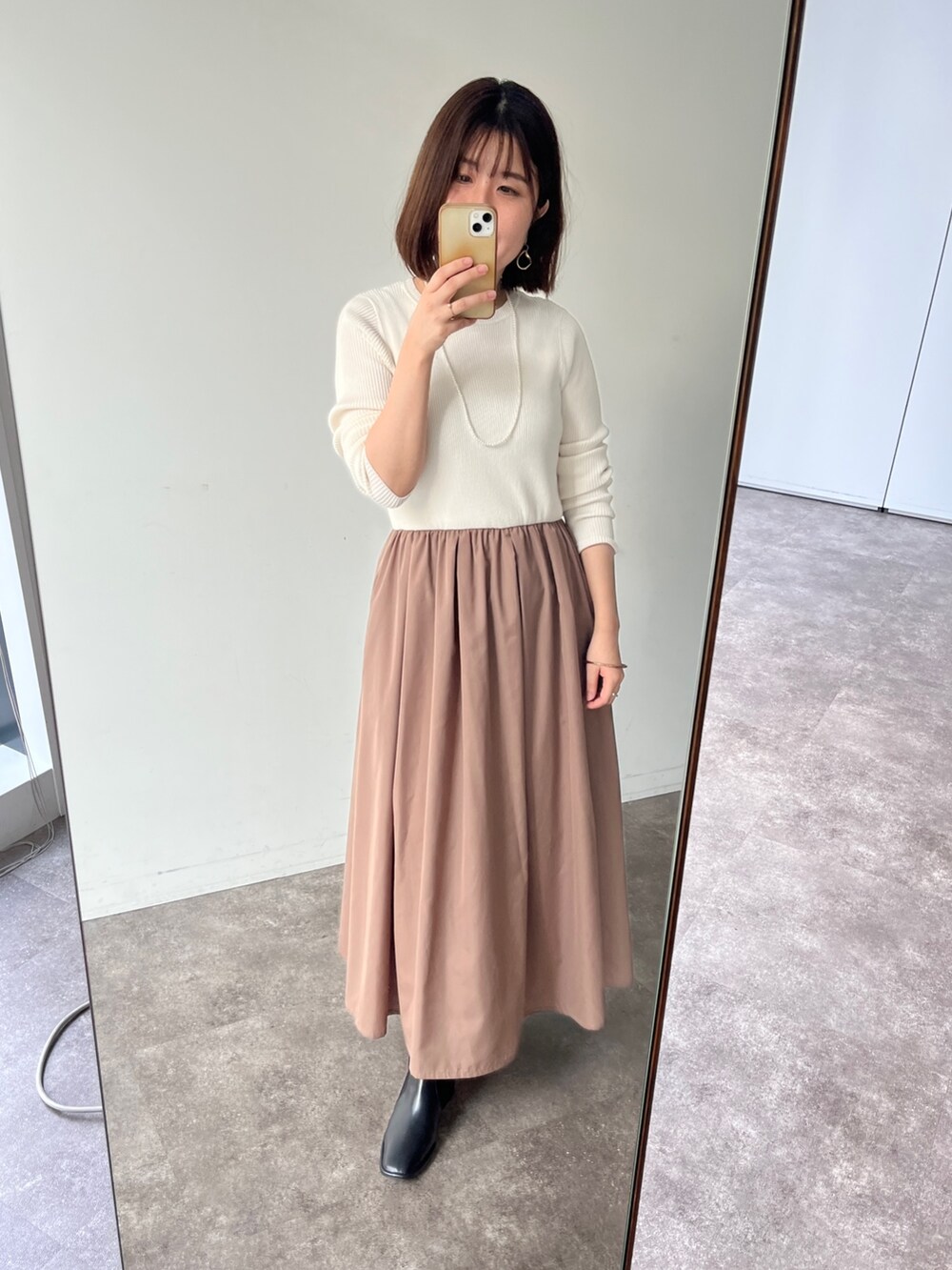 「お出かけコーデ、ワンピース、ファーベスト、ワンピーススタイル、ブーツ、大人女子、着回しコーデ、キレイめ」｜「Chez toiのファー×ニットベスト（ジャケット/アウター、ブラック系）」を使った、maiさん（レディース・158cm）の夏コーディネートの3枚目の写真