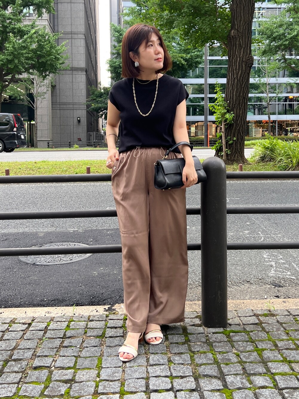 「休日コーデ、夏コーデ、お出かけコーデ、シンプル、オトナ女子、きれいめカジュアル」｜「Chez toiのフレンチスリーブ衿リブコンパクトプルオーバー（ニット/セーター、ブラック系）」を使った、maiさん（レディース・158cm）の夏コーディネートの2枚目の写真