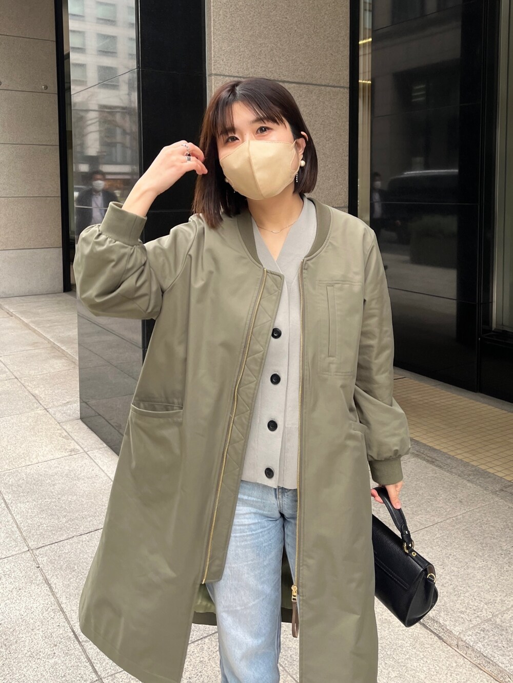 「きれいめカジュアル、プチプラ、レイヤードスタイル、骨格ストレート、デニム、カーキ、オトナ女子、オトナカジュアル、シンプルコーデ」｜「Chez toiのMA-1ロングコート（その他アウター、グリーン系）」を使った、maiさん（レディース・158cm）の冬コーディネートの4枚目の写真