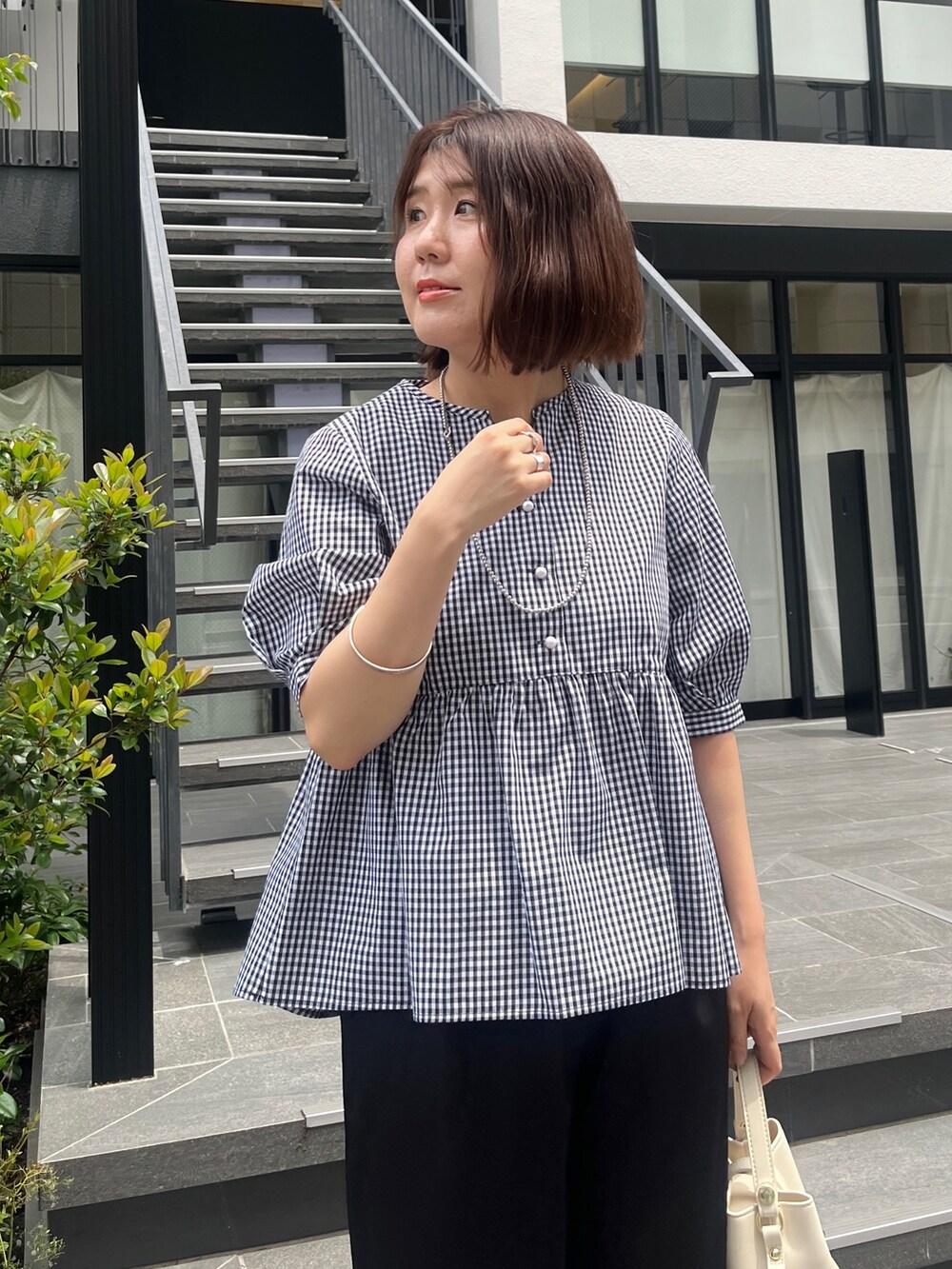 「お出かけコーデ、大人カジュアル、夏コーデ、オトナ女子、夏トップス、サンダル、きれいめ」｜「Chez toiのパールボタンギャザー切替ブラウス（シャツ/ブラウス、ブラック系）」を使った、maiさん（レディース・158cm）の夏コーディネートの2枚目の写真