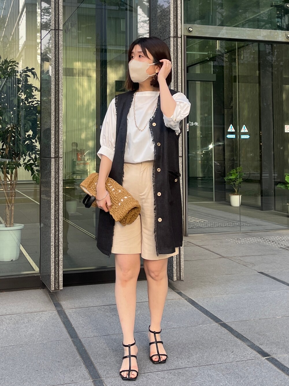「いまどきジャケット写真、ボリューム袖、レイヤードスタイル、休日スタイル、シンプルコーデ、プチプラ、ツイード、ハーフパンツ、大人カジュアル」｜「Chez toiの袖ボリューム綿混ブラウス（シャツ/ブラウス、ブラック系）」を使った、maiさん（レディース・158cm）の春コーディネートの3枚目の写真