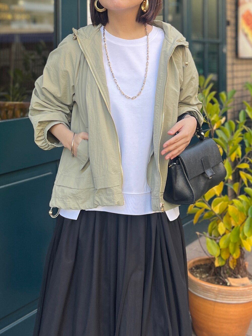 「きれいめカジュアル、春アウター、ナイキ、春服みてみて、スウェット、休日スタイル、白スニーカー、春コーデ、オフィスカジュアル」｜「Chez toiのギャザーネックマウンテンパーカー（ブルゾン、グリーン系）」を使った、maiさん（レディース・158cm）の春コーディネートの3枚目の写真