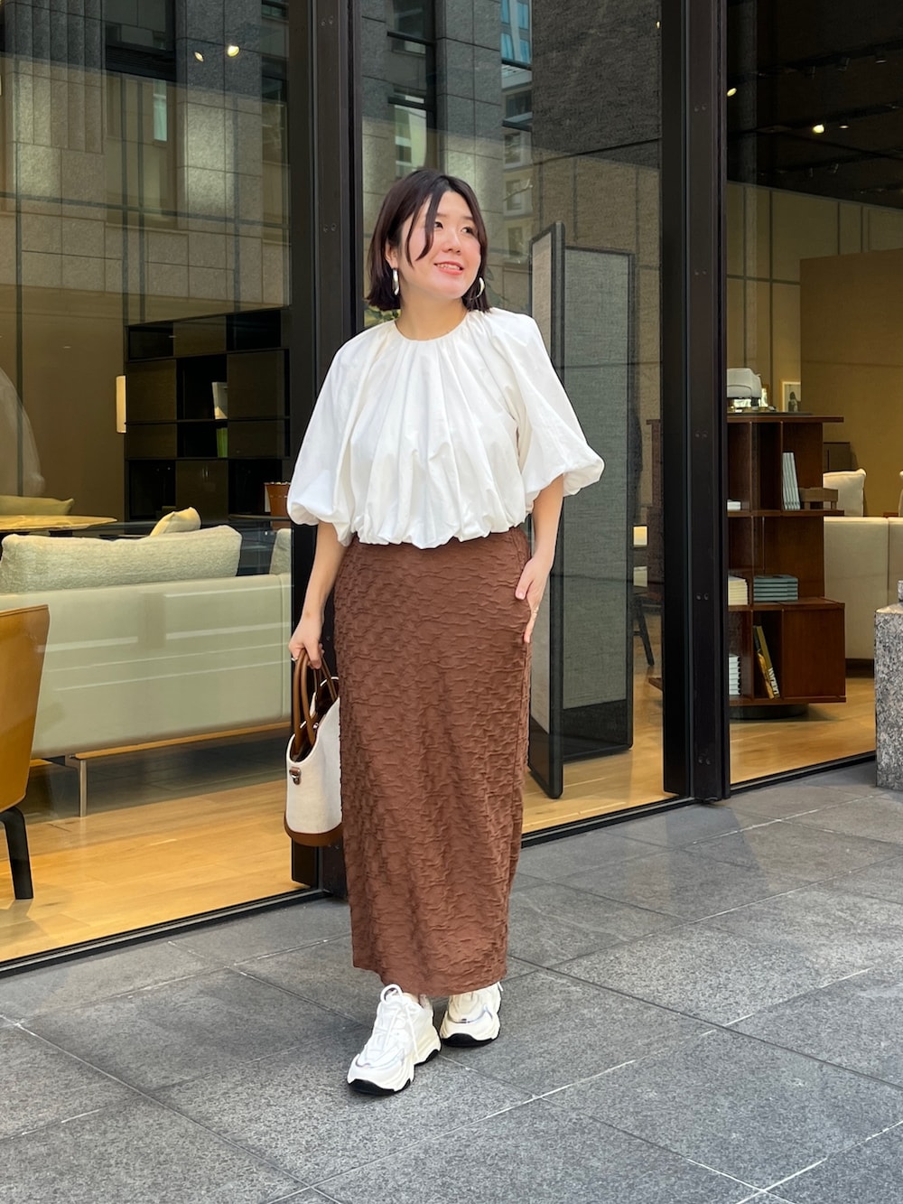 「オトナ女子、休日スタイル、お出かけコーデ、ラクチンコーデ、ラフコーデ、リラックススタイル、休日、初夏コーデ、春のおしゃ見えテクニック、春のNewスタイル」｜「Chez toiのショートギャザーバルーンブラウス（シャツ/ブラウス、ホワイト系）」を使った、maiさん（骨格ストレート・レディース・158cm）の春コーディネートの2枚目の写真