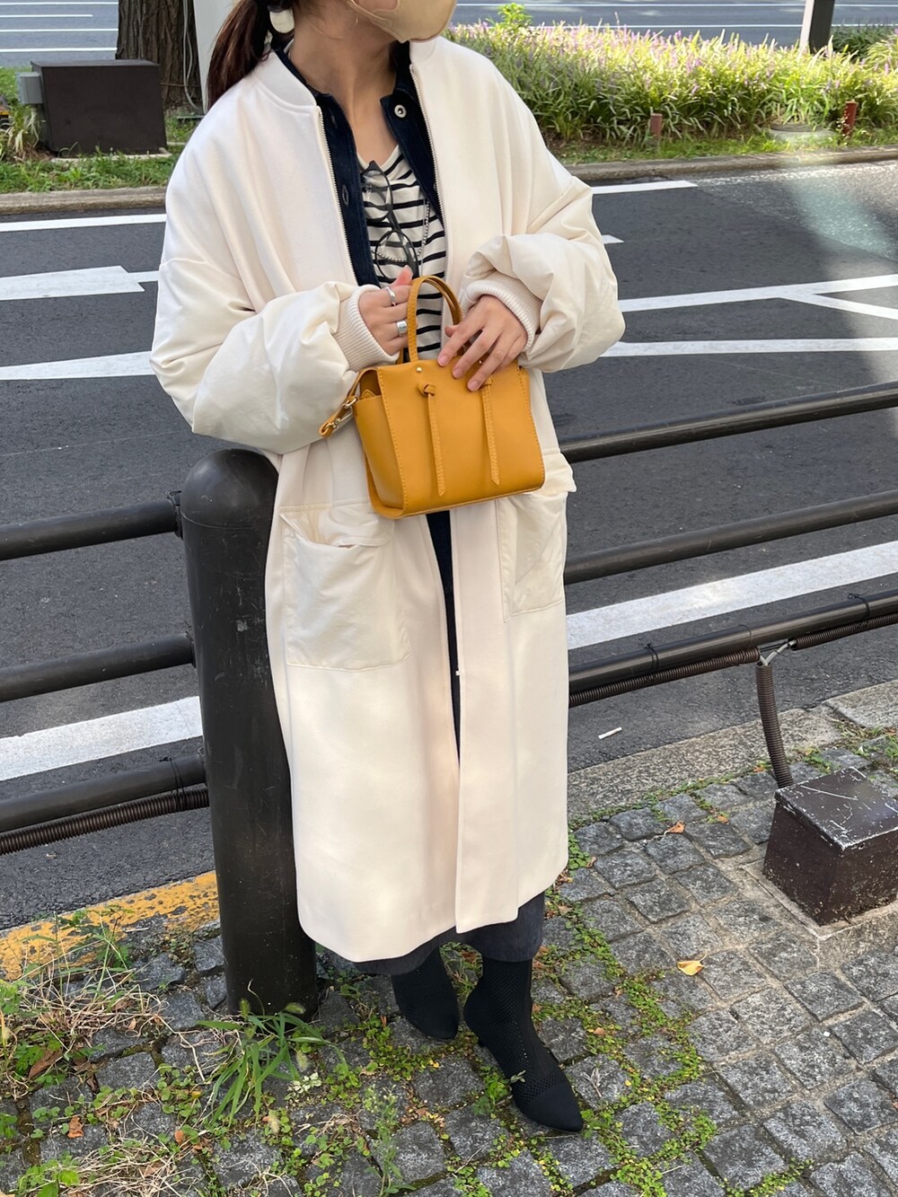 「秋コーデ、プチプラ、シンプルコーデ、きれいめカジュアル、秋服、休日コーデ、ブーツスタイル、大人かわいい、スカート、ブルゾンコーデ」｜「Chez toiの生地切替ブルゾンコート（ブルゾン、ホワイト系）」を使った、maiさん（レディース・158cm）の秋コーディネートの2枚目の写真