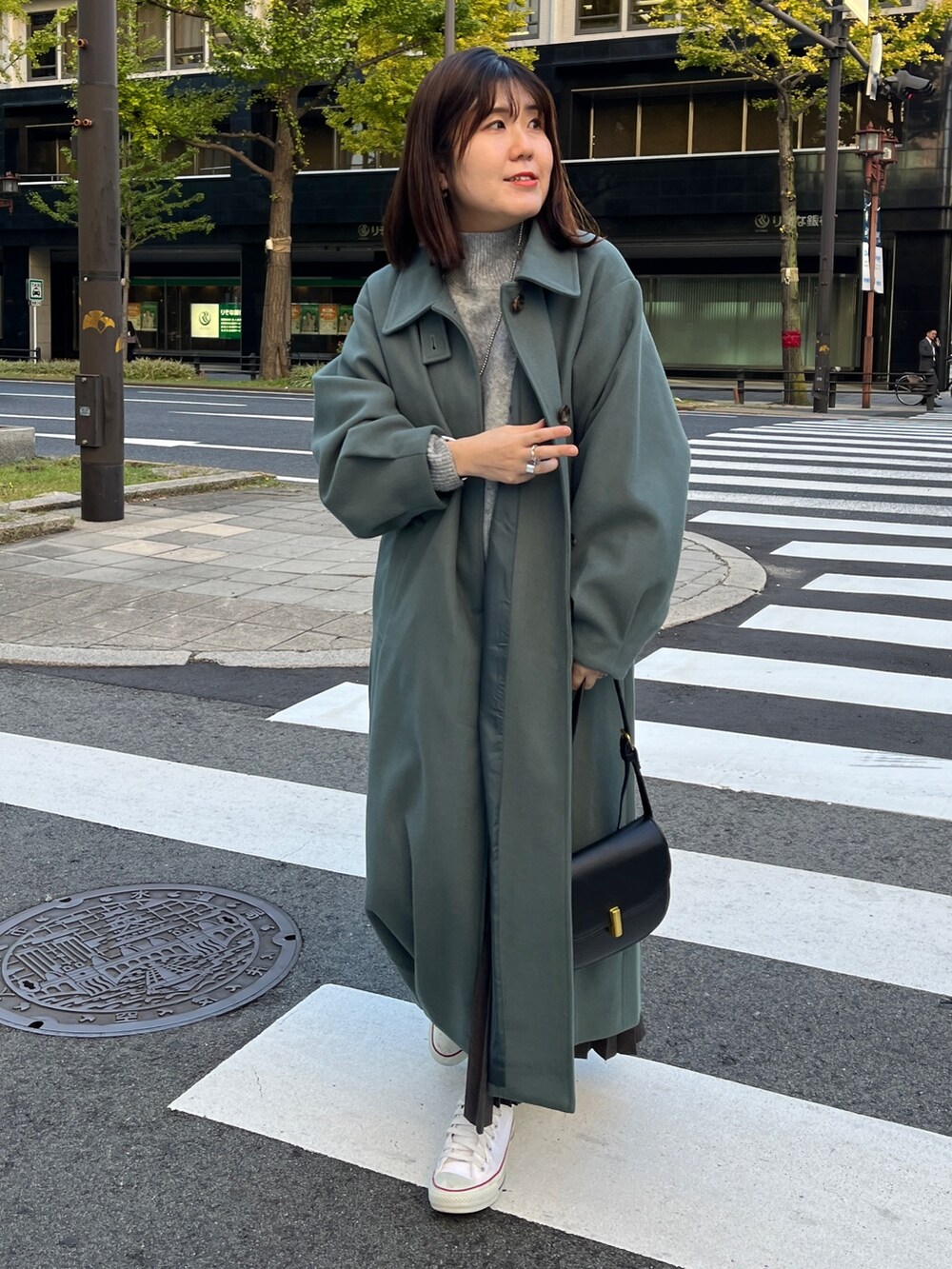 「冬アウター、コート、スニーカー、ロングコート、マイベストコーデ2023、お出かけコーデ、きれいめカジュアル、ロングスカート、大人カジュアル」｜「Chez toiのBACKスリットハイネックプルオーバー2（ニット/セーター、グレー系）」を使った、maiさん（レディース・158cm）の冬コーディネートの2枚目の写真