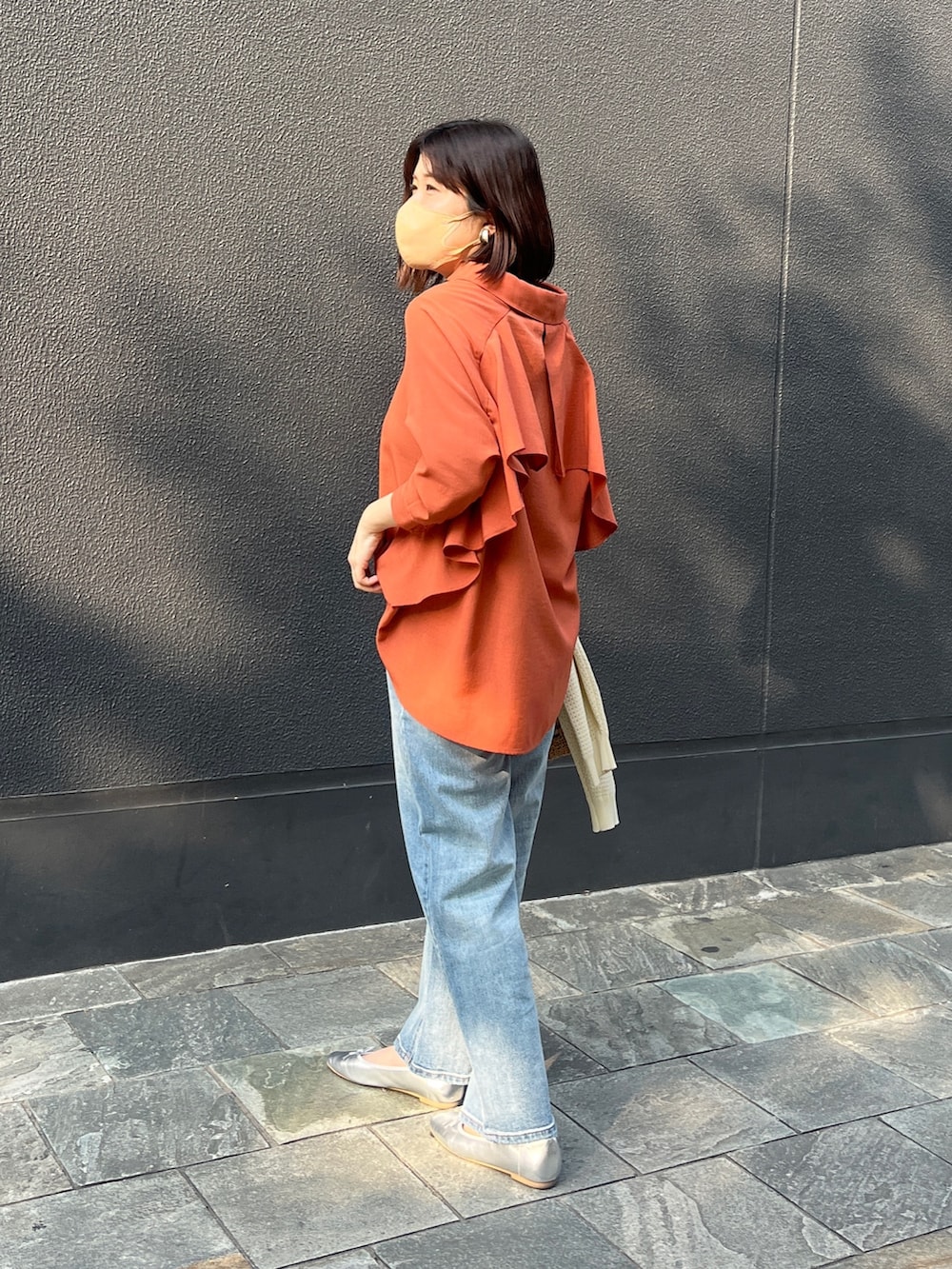 「シンプルコーデ、きれいめカジュアル、シャツスタイル、プチプラ、デニム、デニムパンツ、大人カジュアル、オトナカジュアル」｜「Chez toiのBACKフリルリネンタッチスキッパーシャツ（シャツ/ブラウス、オレンジ系）」を使った、maiさん（レディース・158cm）の春コーディネートの2枚目の写真