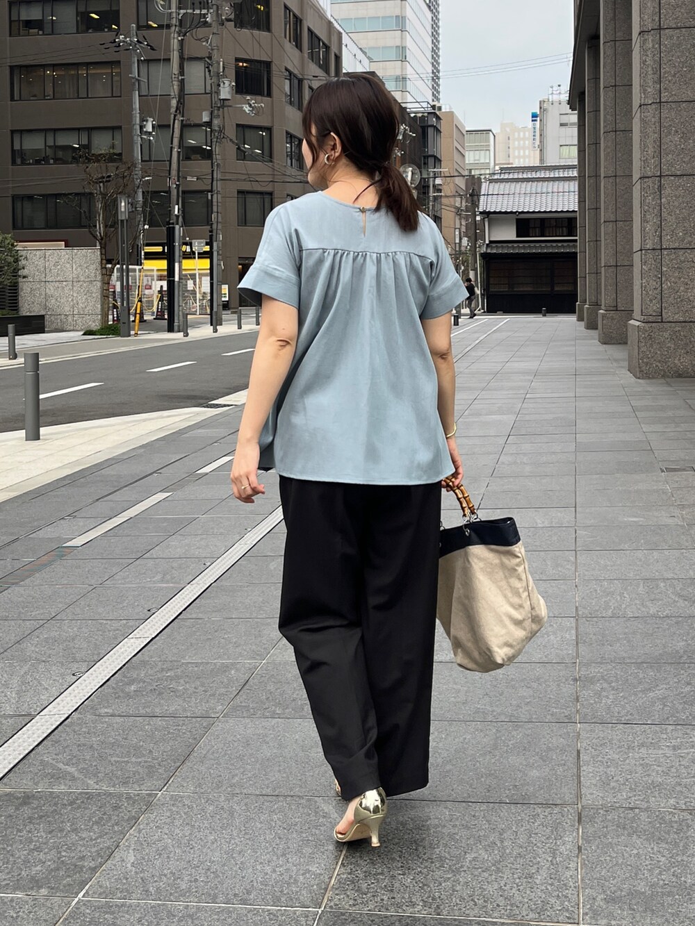 「お出かけコーデ、プチプラ、春夏コーデ、ぺプラムトップス、休日コーデ、シンプルスタイル、ラクチンコーデ、大人可愛い、キレイめ」｜「Chez toiの【マイナス3キロ見え】ウエストタックペプラムブラウス（シャツ/ブラウス、ブルー系）」を使った、maiさん（レディース・158cm）の春コーディネートの3枚目の写真
