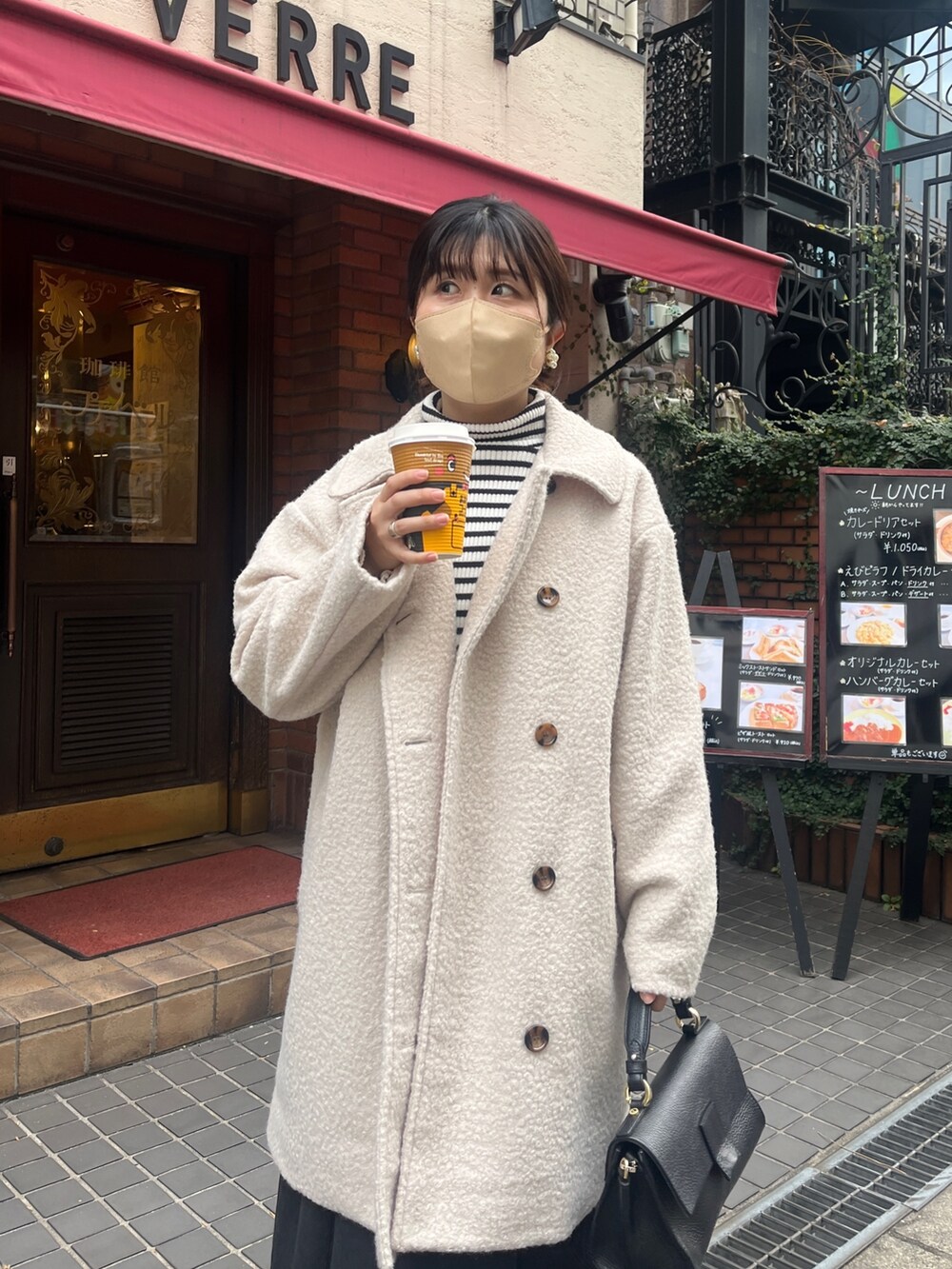 「きれいめカジュアル、冬コーデ、ニット、スニーカー、レイヤードスタイル、私の推しブランド、タートルネック、コートスタイル、ボーダー、ボーダートップス」｜「Chez toiの袖口ボタンリブタートルニット（ニット/セーター、ホワイト系）」を使った、maiさん（レディース・158cm）の冬コーディネートの2枚目の写真