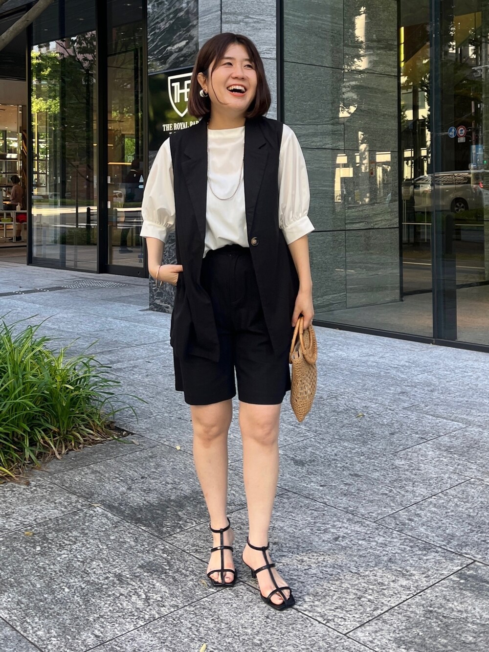 「初夏コーデ、モノトーン、休日スタイル、シンプルコーデ、レイヤードスタイル、セットアップ、オトナ女子、休日コーデ、キレイめカジュアル、おでかけコーデ」｜「Chez toiの【セット着用可】ミドルジレジャケット（ベスト、ブラック系）」を使った、maiさん（レディース・158cm）の夏コーディネートの2枚目の写真