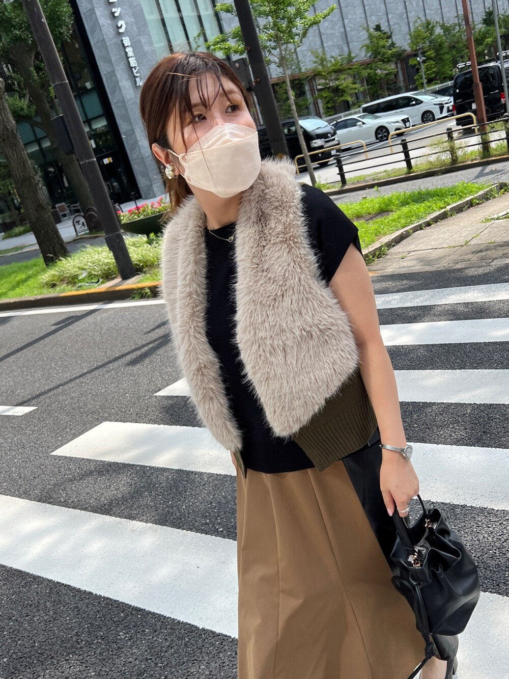「大人カジュアル、シンプルコーデ、休日コーデ、秋コーデ、きれいめカジュアル、ファーベスト、レザースカート、骨格ストレート、おしゃれさんと繋がりたい、大人かわいい」｜「Chez toiのフェイクファー×ニットジレ（ベスト、グリーン系）」を使った、maiさん（レディース・158cm）の秋コーディネートの3枚目の写真