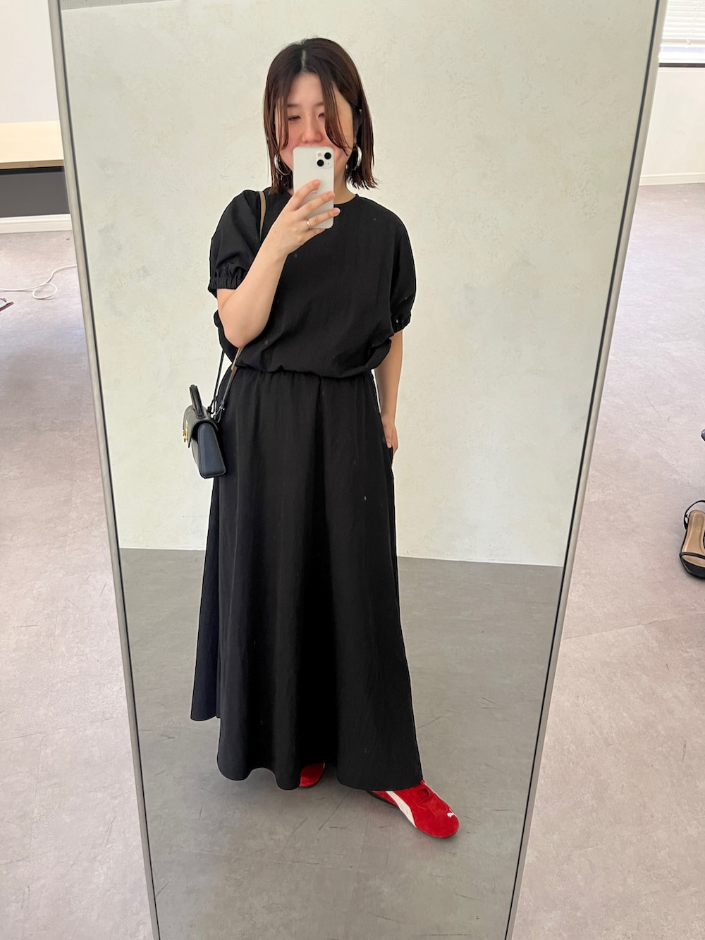 「夏コーデ、ワンピース、きれいめカジュアル、スニーカー、ブラックコーデ、お出かけコーデ、おでかけコーデ、ラクチンコーデ、大人女子、シンプル、シンプルカジュアル、夏、オトナ女子、モノトーンコーデ、PUMA」｜「Chez toiのボリュームブラウス×フレアスカートSET（ワンピース、ブラック系）」を使った、maiさん（骨格ストレート・レディース・158cm）の夏コーディネートの2枚目の写真
