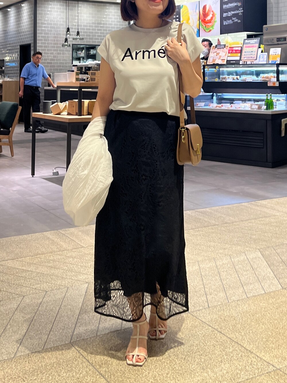 「ロゴT、オフィスカジュアル、休日スタイル、夏コーデ、おでかけコーデ、サンダル、オトナカワイイ、マーメイドスカート、レーススカート」｜「Chez toiの機能素材ノースリロゴプルオーバー（Tシャツ/カットソー、ベージュ系）」を使った、maiさん（レディース・158cm）の夏コーディネートの2枚目の写真