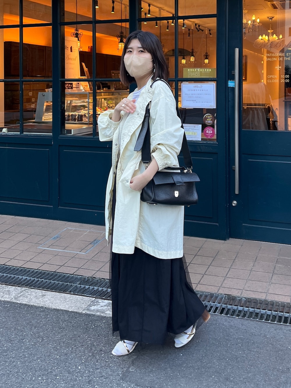 「レイヤードスタイル、きれいめカジュアル、春アウター、ローファー、ロゴT、春服、骨格診断ストレート、オトナカジュアル、春コーデ」｜「Chez toiのスタンドカラーモッズコート（モッズコート、ホワイト系）」を使った、maiさん（レディース・158cm）の春コーディネートの2枚目の写真