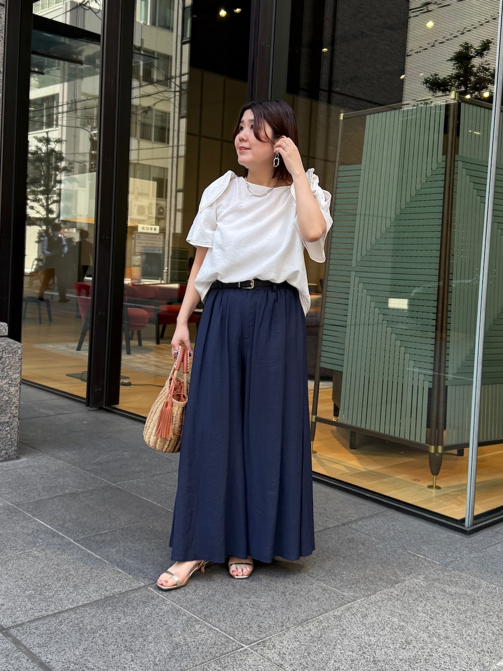「最近のいい感じコーデ、大人カジュアル、フレアパンツ、キャップ、淡色コーデ、シンプルコーデ、きれいめカジュアル、休日スタイル、お出かけコーデ、きれいめコーデ、楽チンコーデ、キレイめカジュアル」｜「Chez toiの肩リボンブラウス（シャツ/ブラウス、ホワイト系）」を使った、maiさん（骨格ストレート・レディース・158cm）の春コーディネートの2枚目の写真