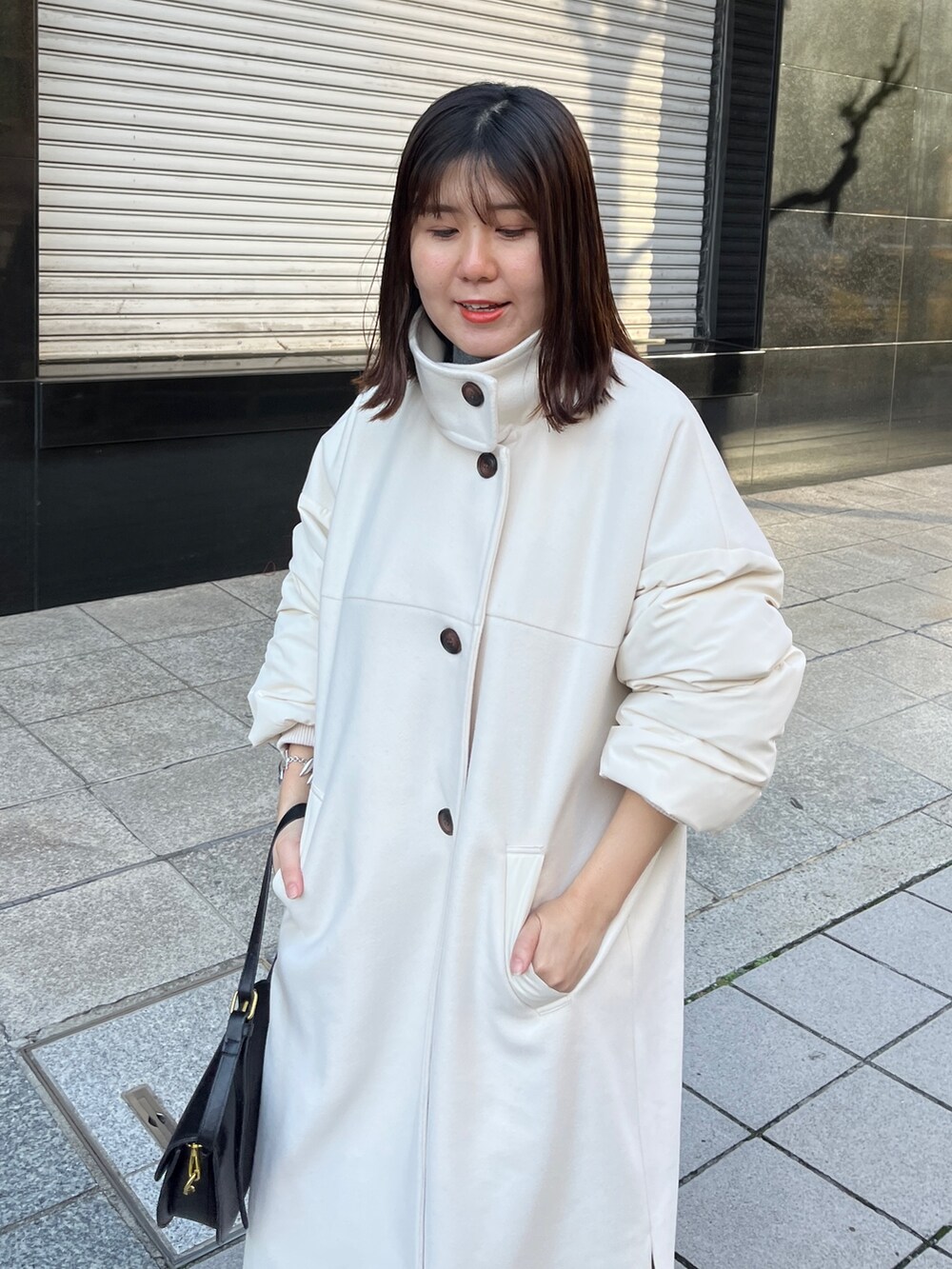 「休日スタイル、ホワイトコーデ、クリスマスに着たい服、スニーカー、お出かけコーデ、コート、ロングスカート、タートルネック、きれいめカジュアル」｜「Chez toiの袖ファイバーダウンスタンドネックコート（その他アウター、ホワイト系）」を使った、maiさん（レディース・158cm）の冬コーディネートの3枚目の写真